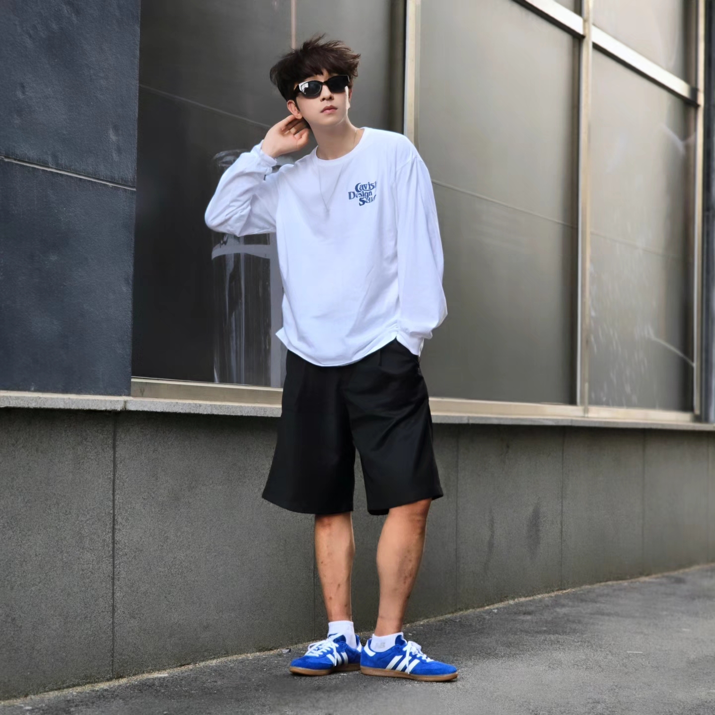 Millo Archive Minimalist Bermuda Half Pants Pine Green, Adidas Samba OG Royal Blue 착용 스타일 - 5