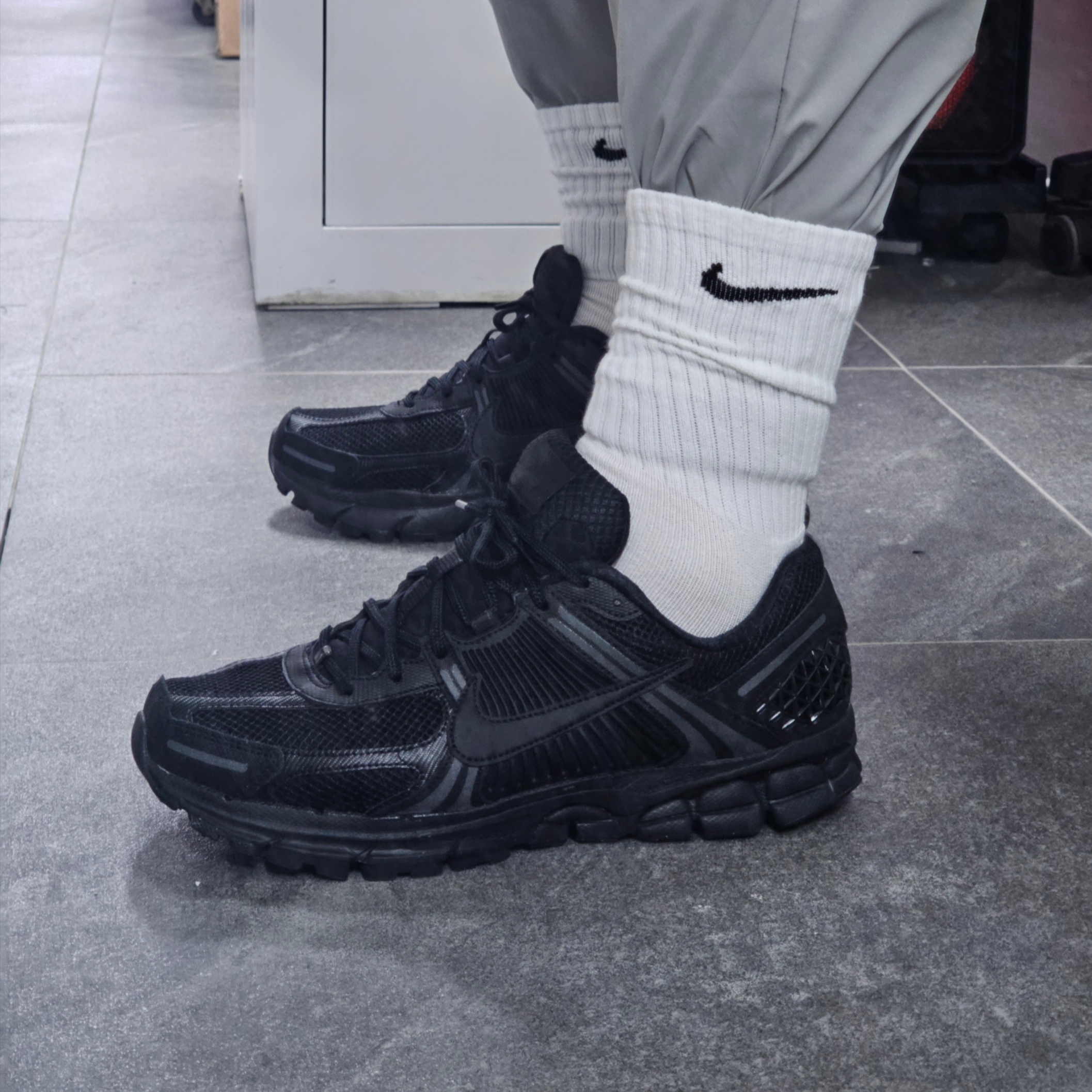 Nike Zoom Vomero 5 SP Black, Nike Everyday Lightweight Training Crew Socks White (3 Pack/Korean Ver.) 착용 스타일