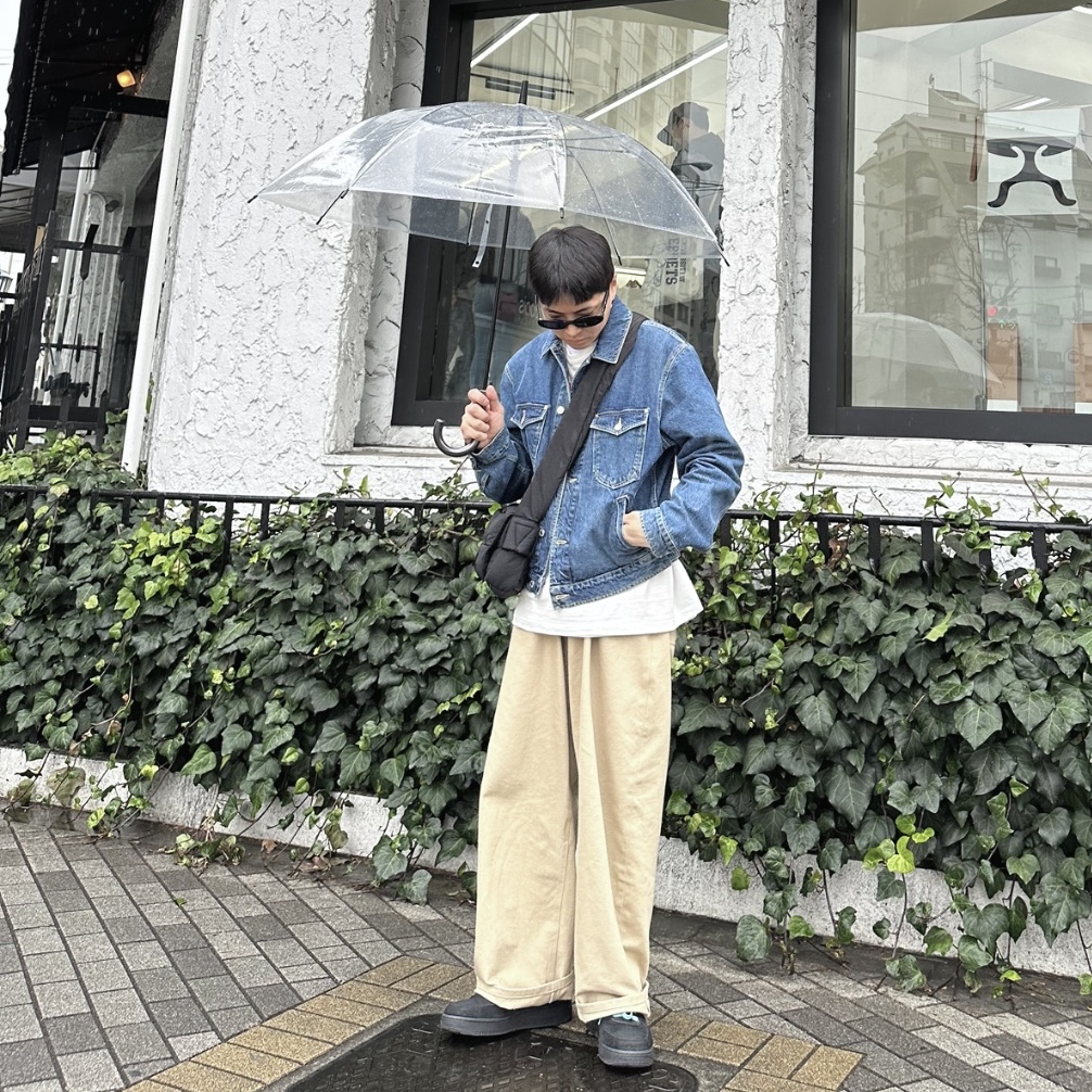 Kenzo Boke Flower Embroidery Denim Trucker Jacket Navy Blue, STU Wide Cotton Pants Beige 착용 스타일