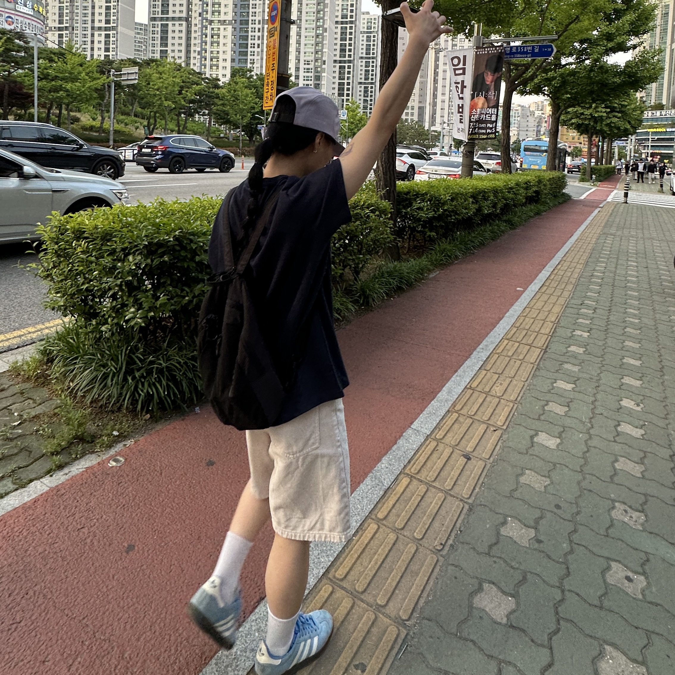Adidas Gazelle Gold Metallic Chalk White Gum, Mischief 2Way Mesh Sling Bag Black 착용 스타일 - 1