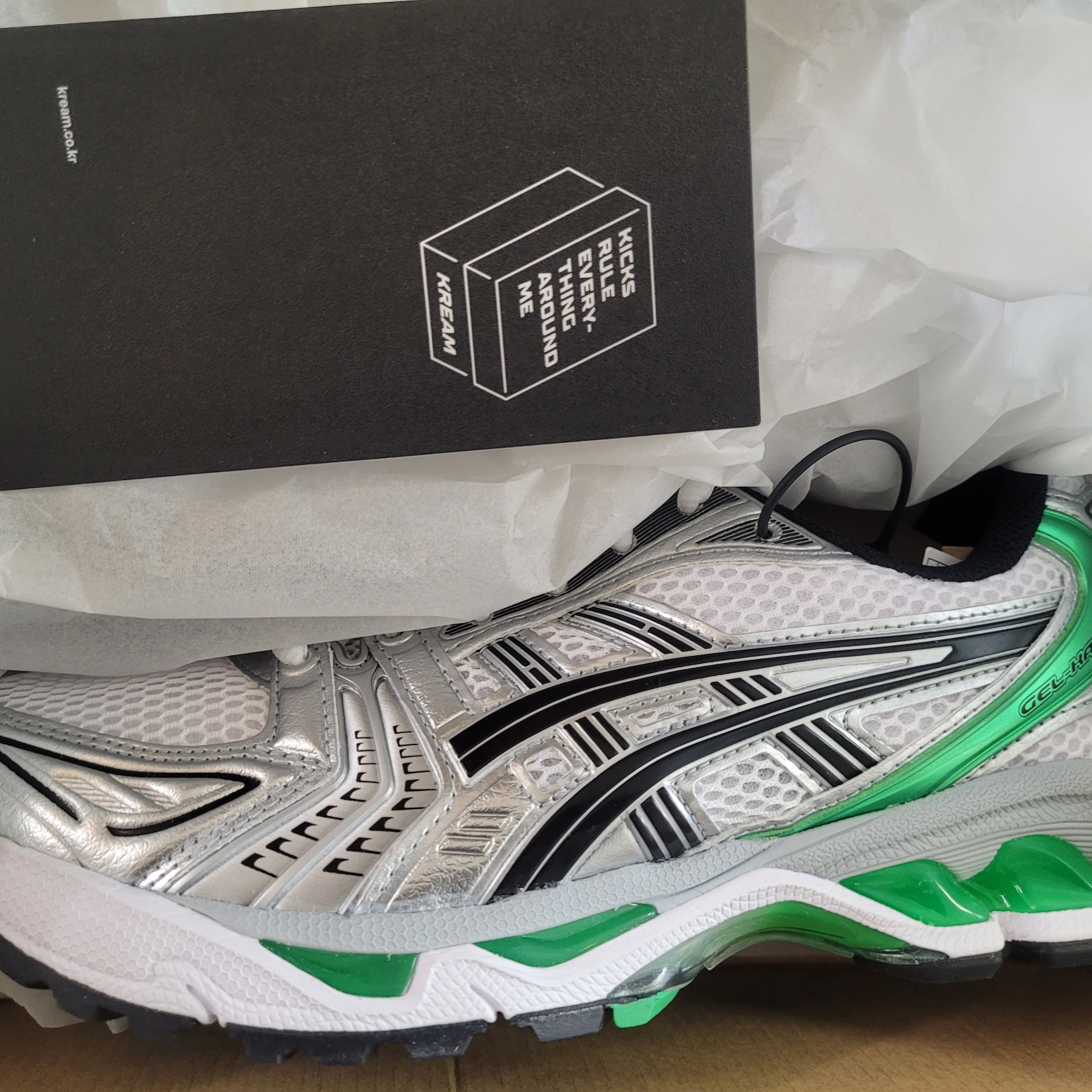 Asics Gel-Kayano 14 White Malachite Green 착용 스타일 - 1