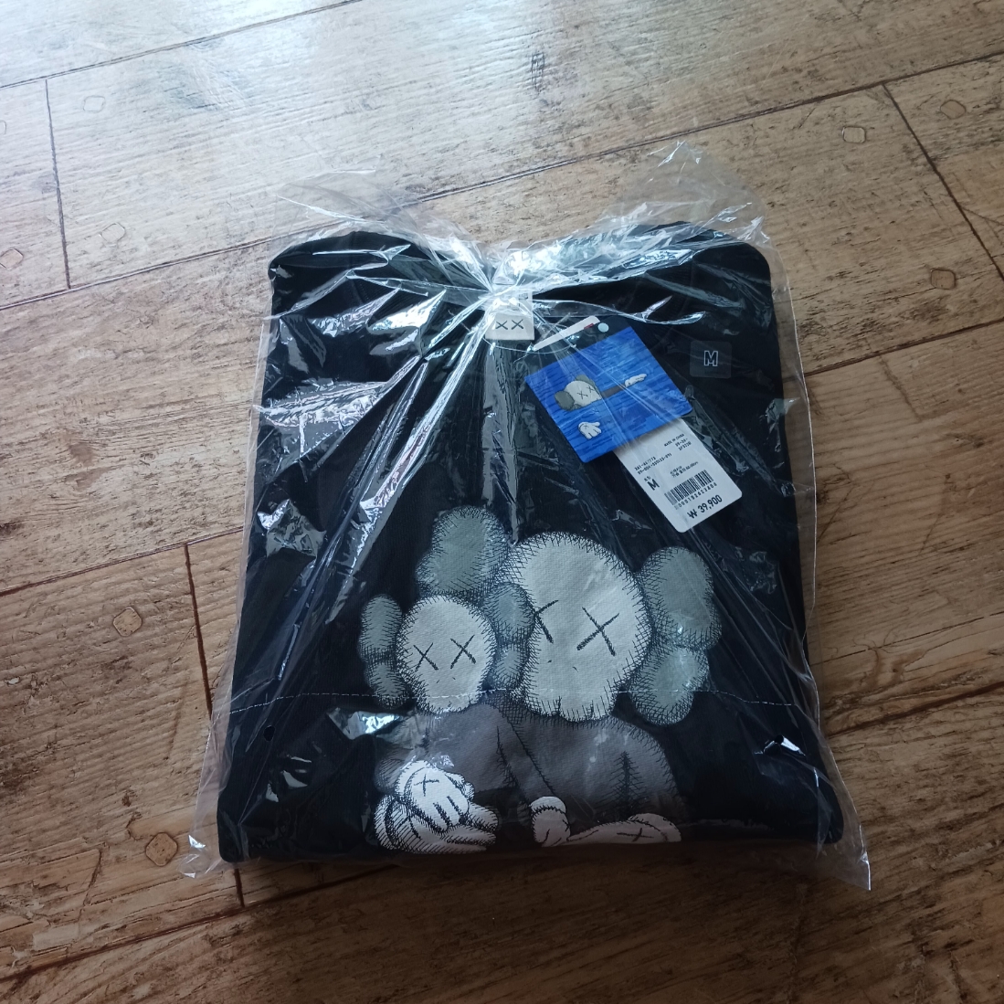 Uniqlo UT x Kaws Long Sleeve Sweatshirt Black, Asics Gel-1130 Black Glacier Grey - Folder Exclusive 착용 스타일 - 1