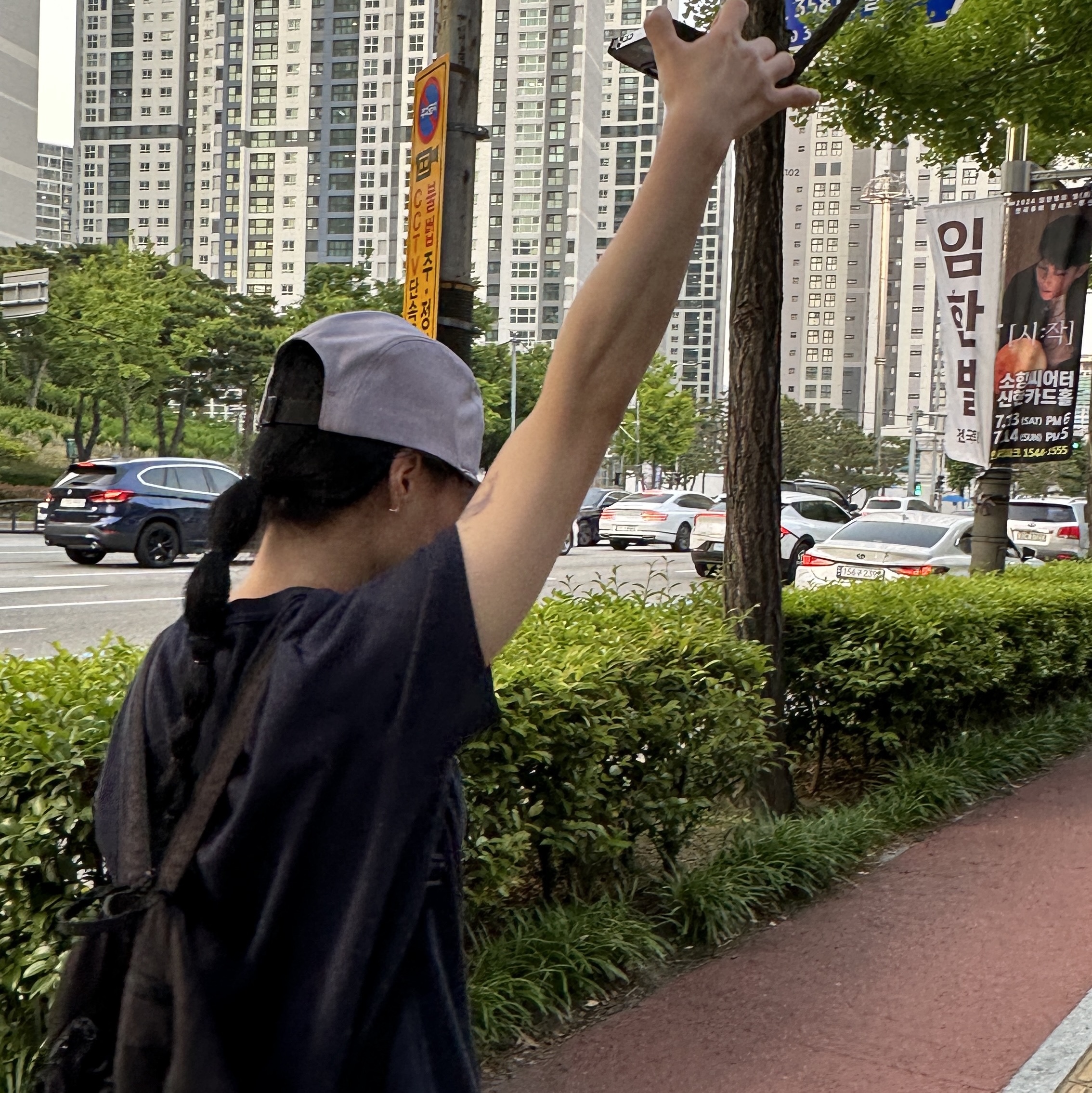 Adidas Gazelle Gold Metallic Chalk White Gum, Mischief 2Way Mesh Sling Bag Black 착용 스타일 - 3