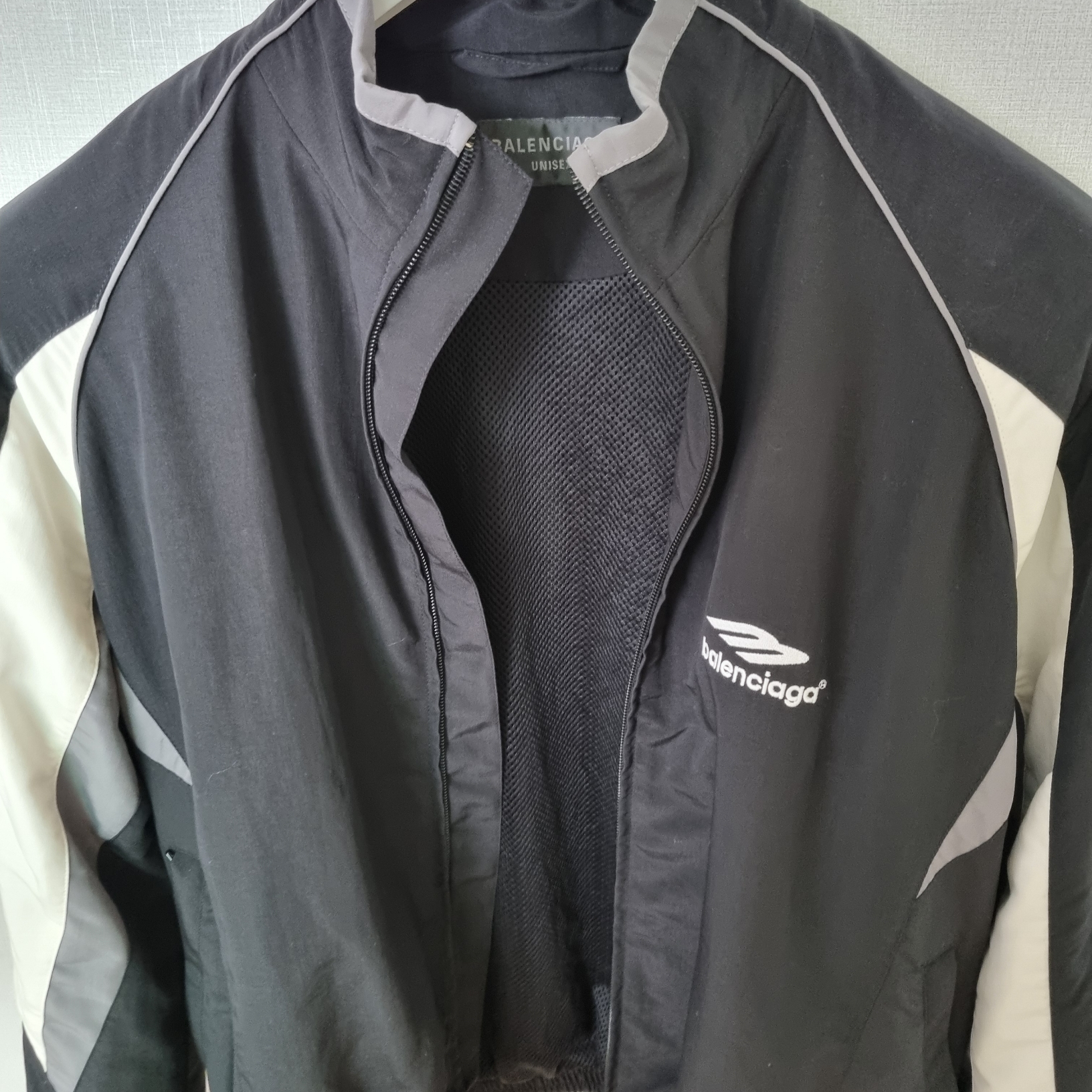 Balenciaga 3B Sports Icon Track Jacket Black 착용 스타일 - 1