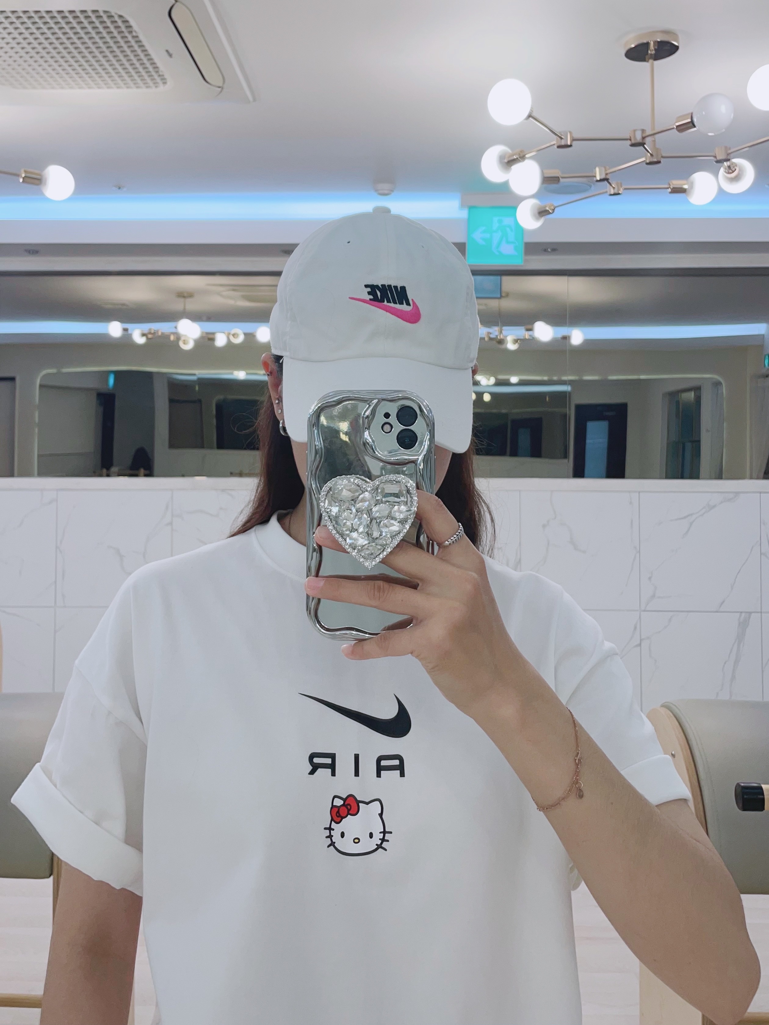 Nike x Hello Kitty NRG Air T-Shirt White - Asia, Nike Heritage 86 Futura Washed Cap White 착용 스타일 - 2