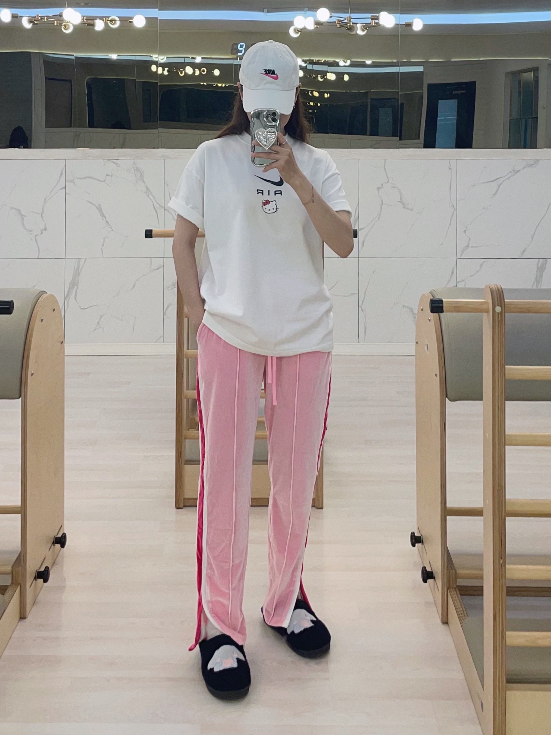 Nike x Hello Kitty NRG Air T-Shirt White - Asia, Nike Heritage 86 Futura Washed Cap White 착용 스타일 - 3