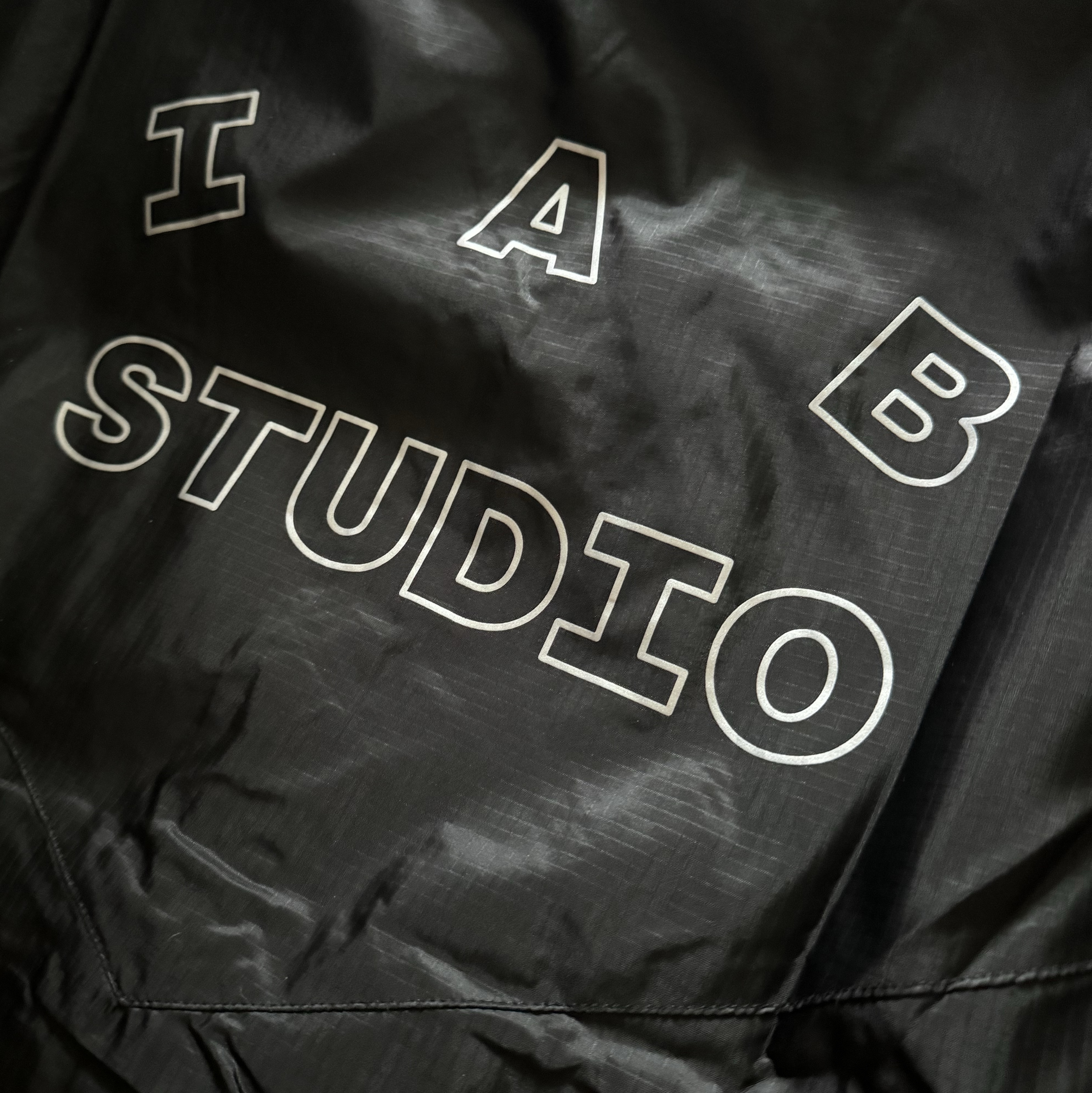 IAB Studio Ripstop Wind Jacket Black 착용 스타일 - 2