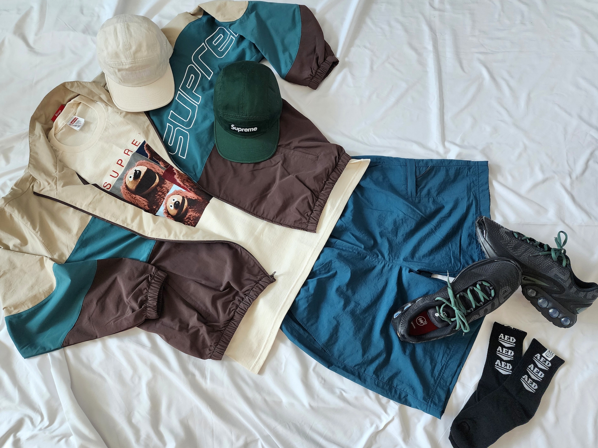 Supreme Rowlf T-Shirt Natural - 24SS, Supreme Washed Chino Twill Camp Cap Natural - 23FW 착용 스타일 - 1