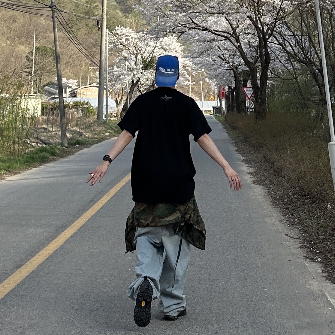 Undermycar Gashutein 6 Six People Graphic T-Shirt Bristol Black - 24SS, Nonnod Zip Jacket Camo 착용 스타일 - 4