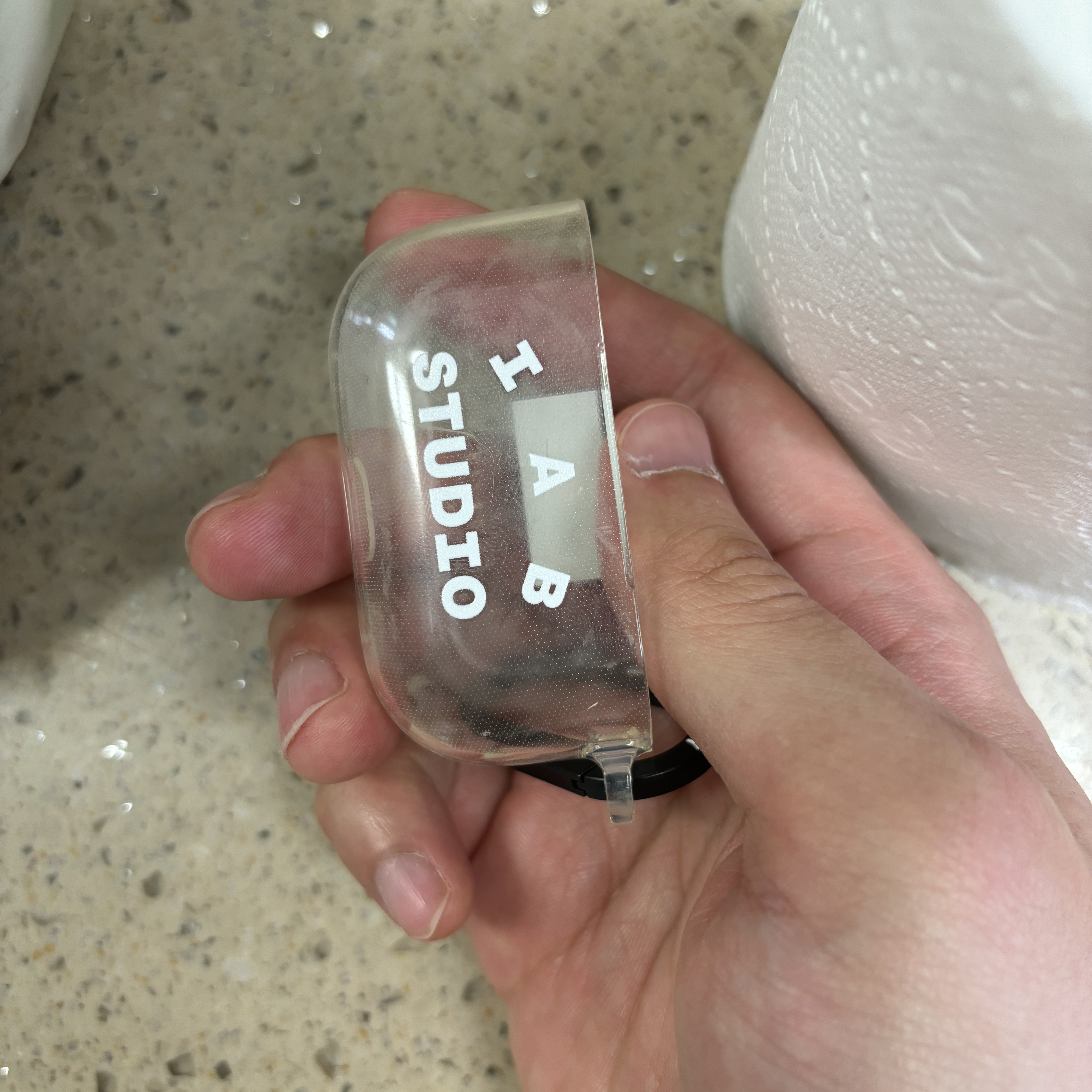 Casetify x IAB Studio Single White Logo AirPods Pro Case Clear 착용 스타일 - 2