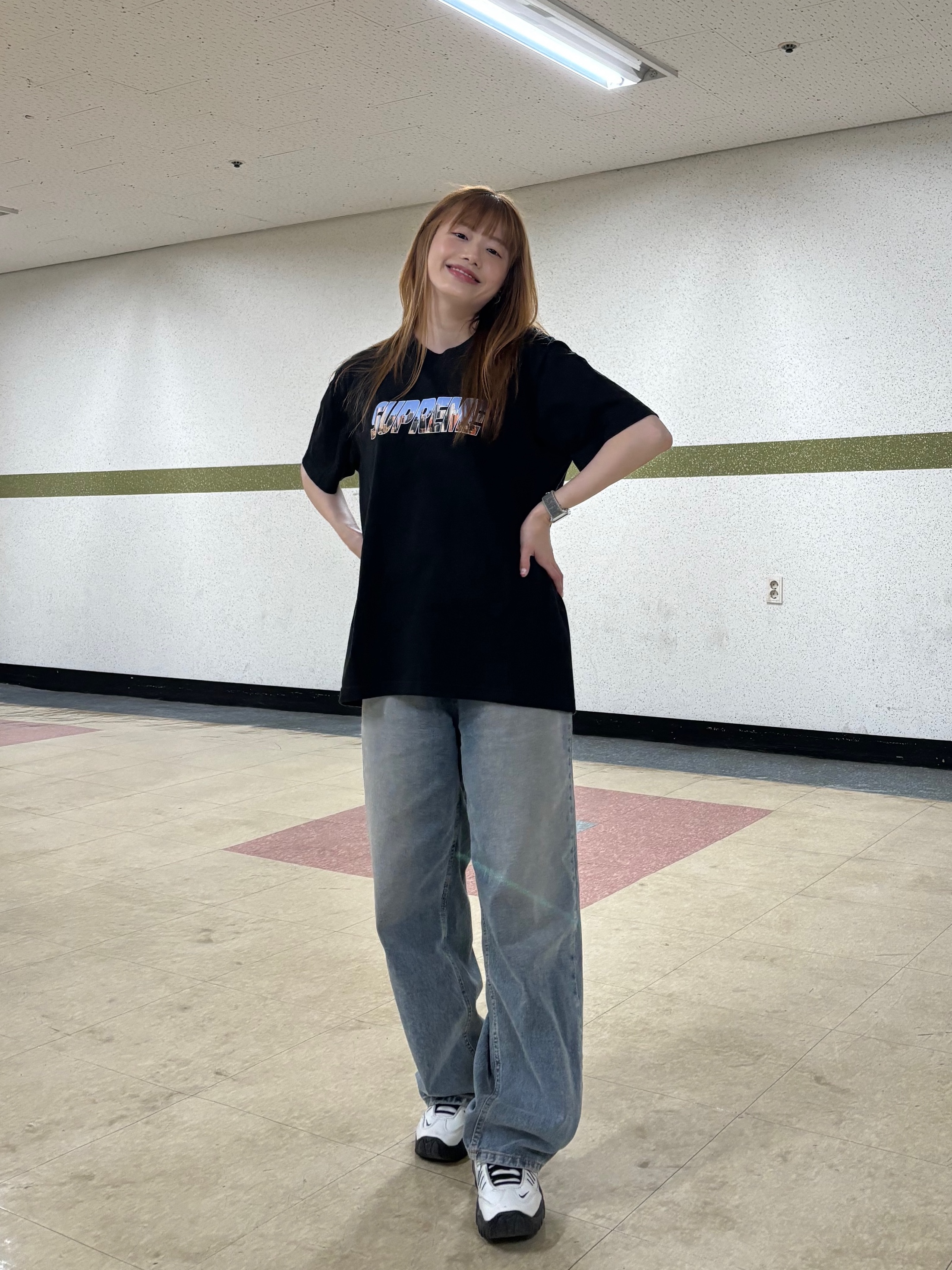 Supreme Gotham T-Shirt Black - 23FW, Nike x Ambush Air Adjust Force SP Summit White and Black 착용 스타일 - 1