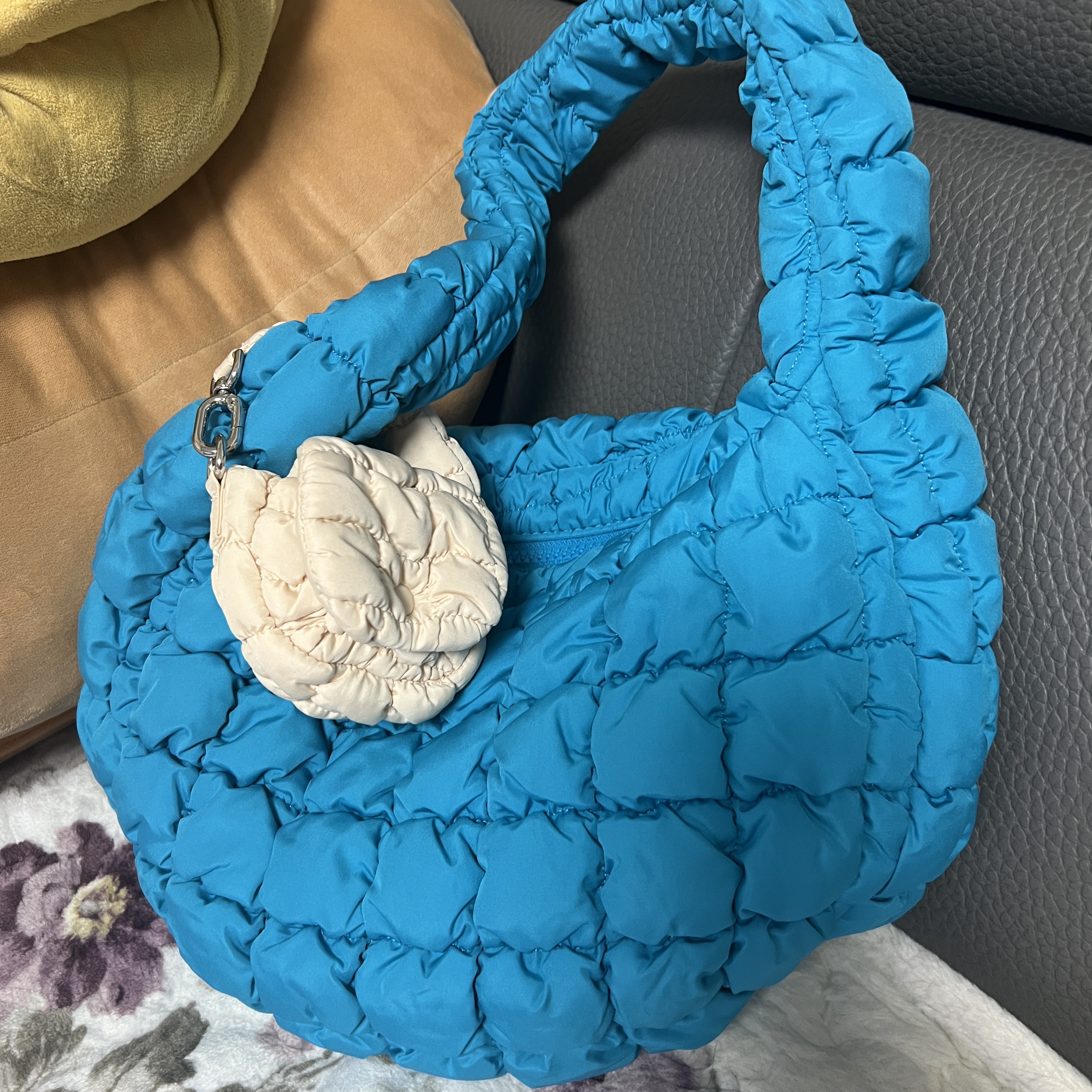 COS Quilted Mini Bag Bright Turquoise, COS Quilted Nano Bag Beige 착용 스타일 - 2