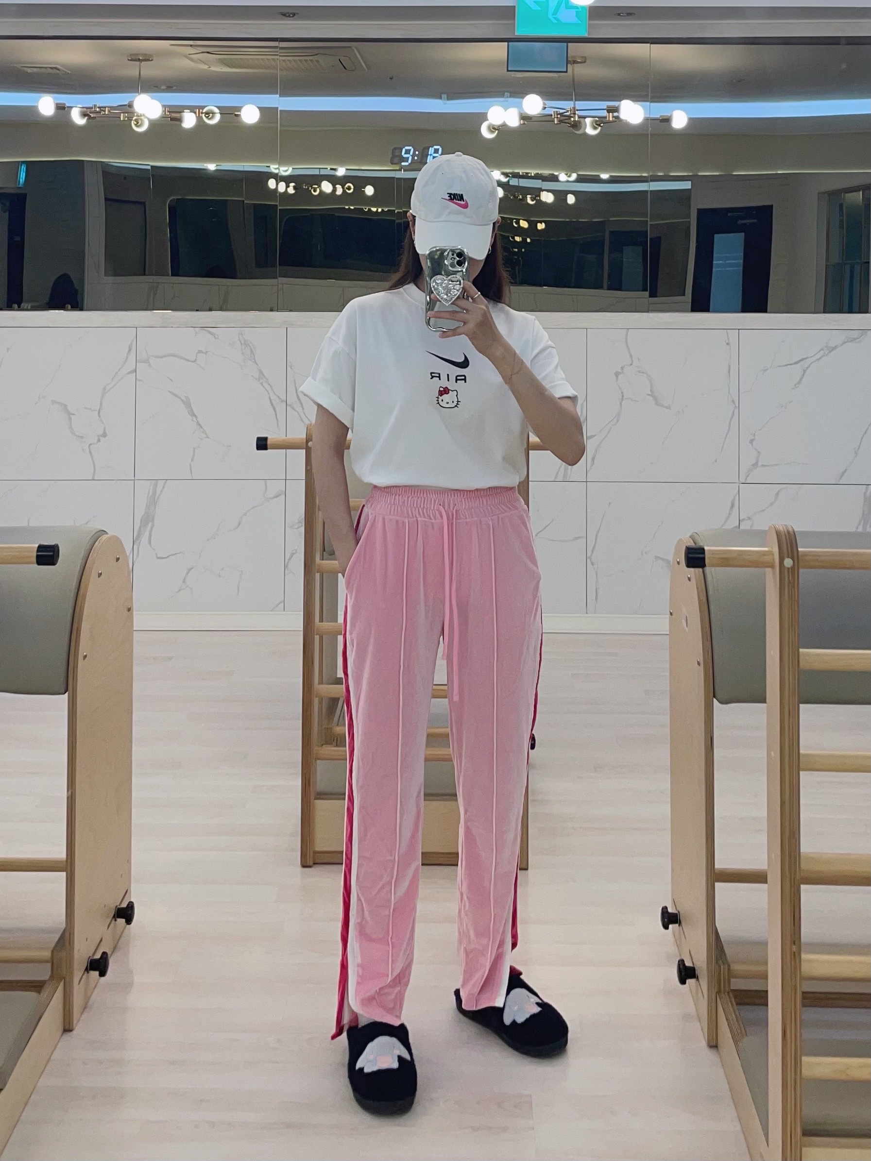 Nike x Hello Kitty NRG Air T-Shirt White - Asia, Nike Heritage 86 Futura Washed Cap White 착용 스타일 - 4