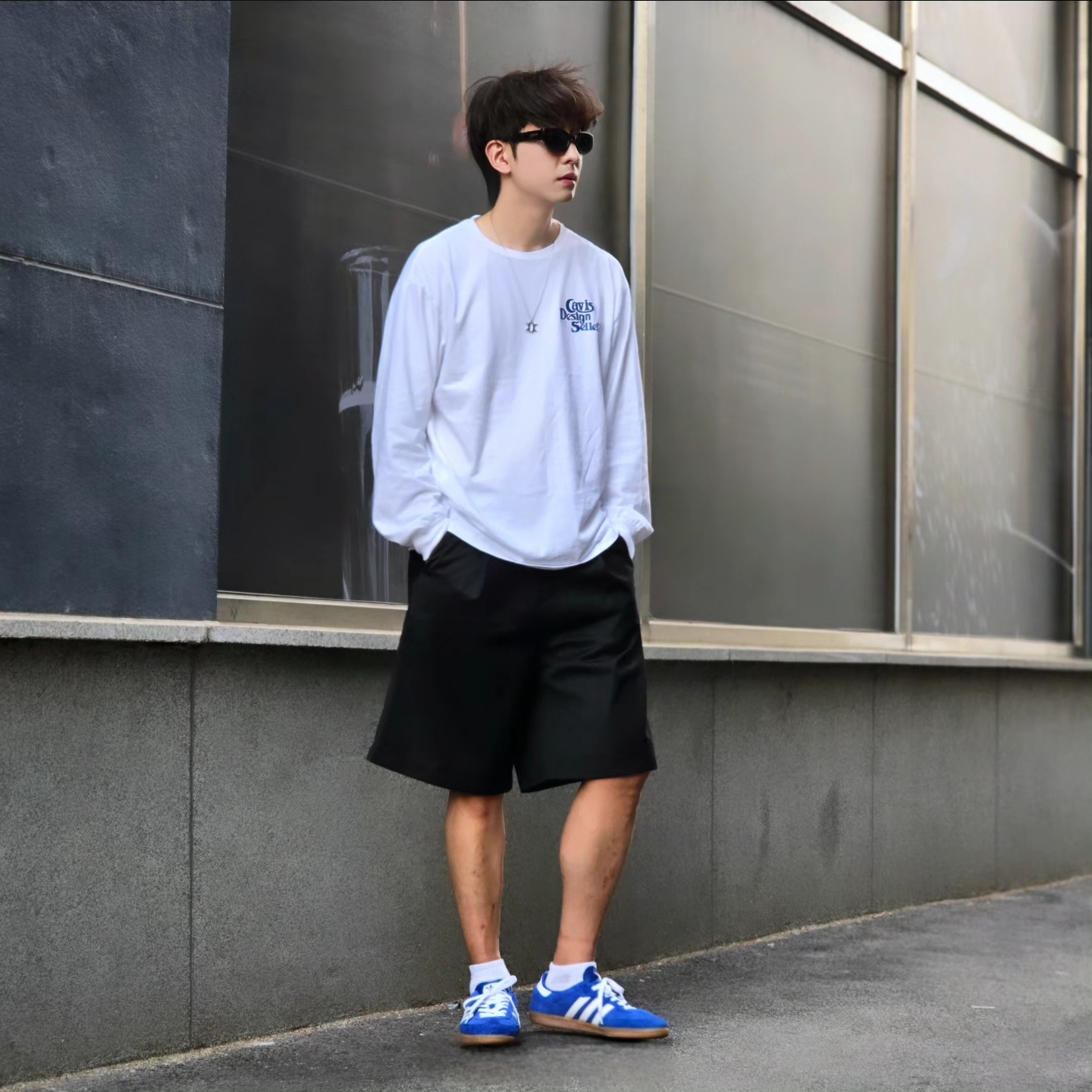 Millo Archive Minimalist Bermuda Half Pants Pine Green, Adidas Samba OG Royal Blue 착용 스타일 - 4