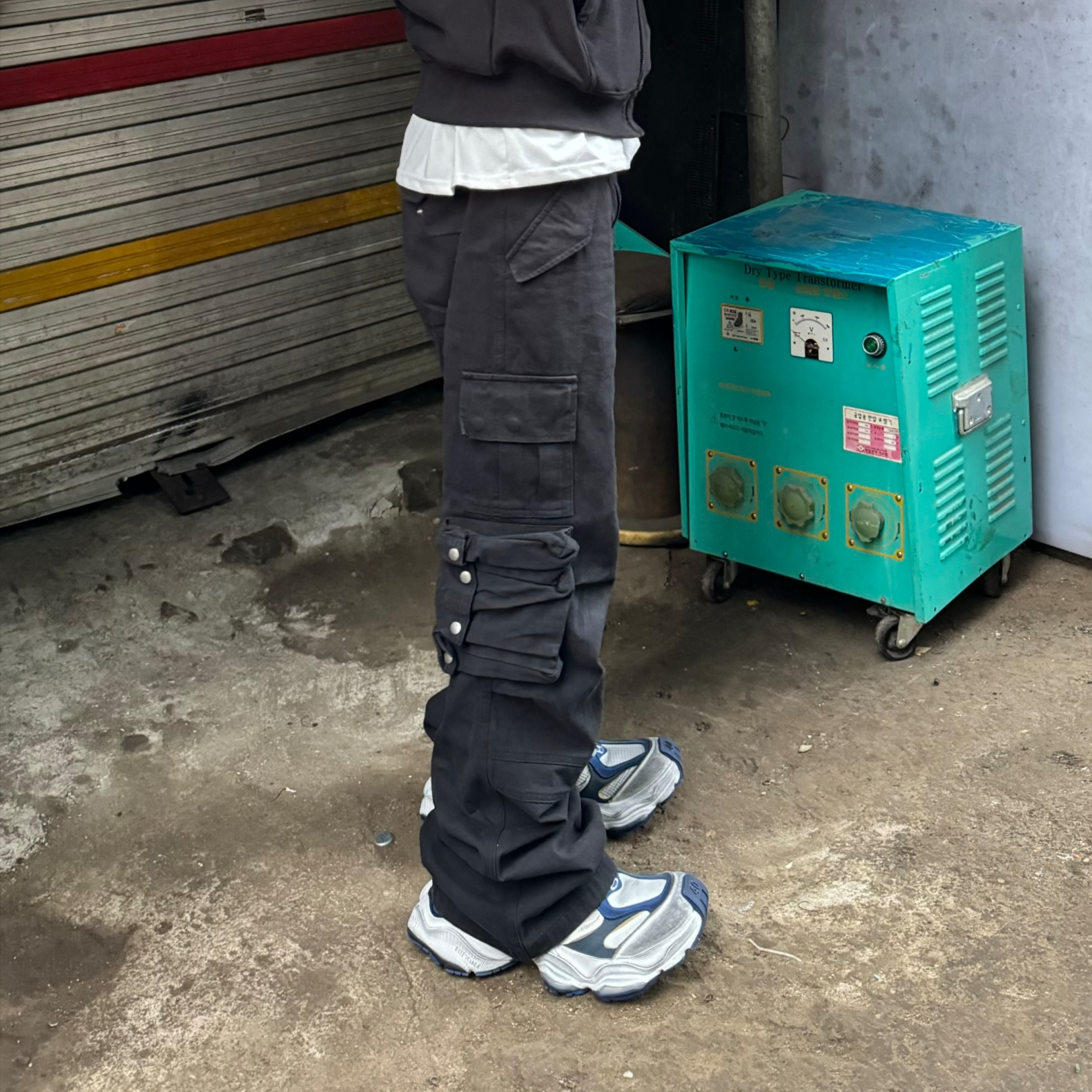 Balenciaga Cargo Sneakers Grey White Blue 착용 스타일