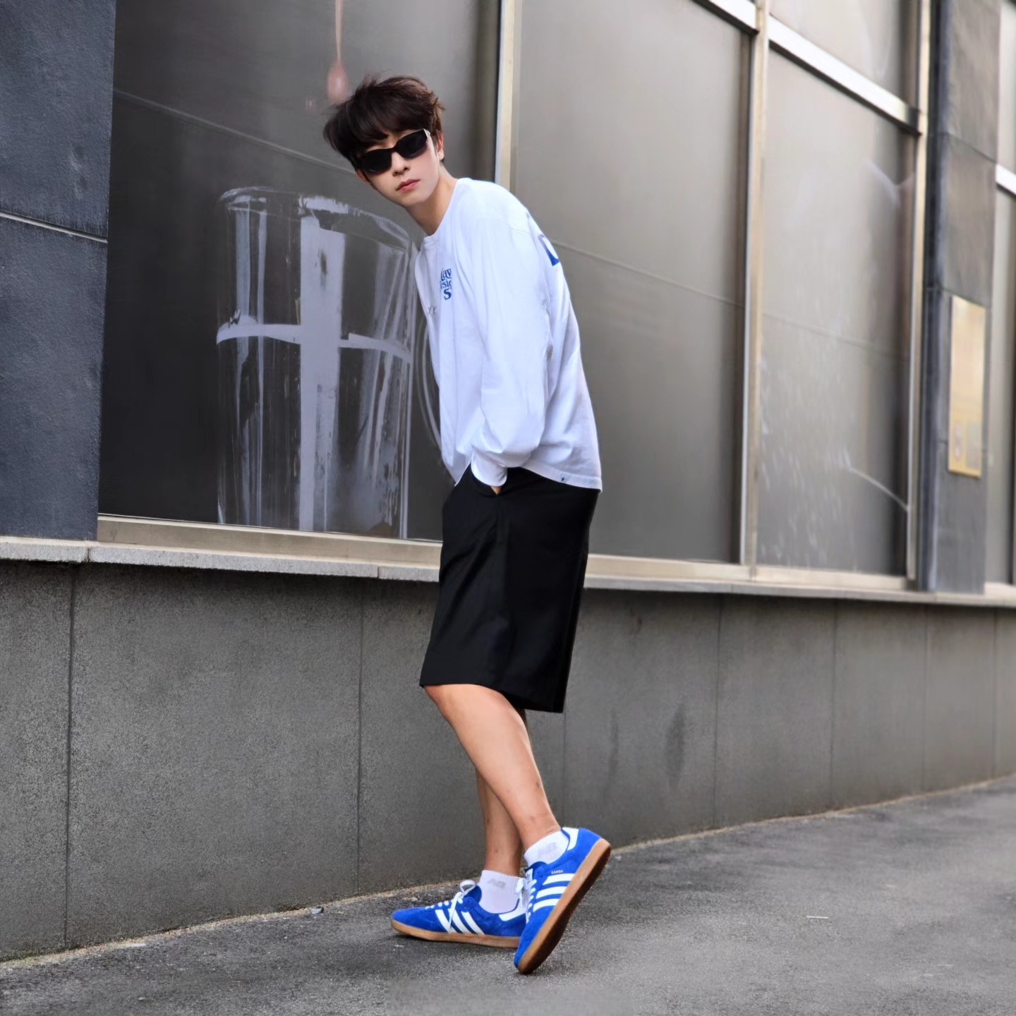 Millo Archive Minimalist Bermuda Half Pants Pine Green, Adidas Samba OG Royal Blue 착용 스타일 - 3