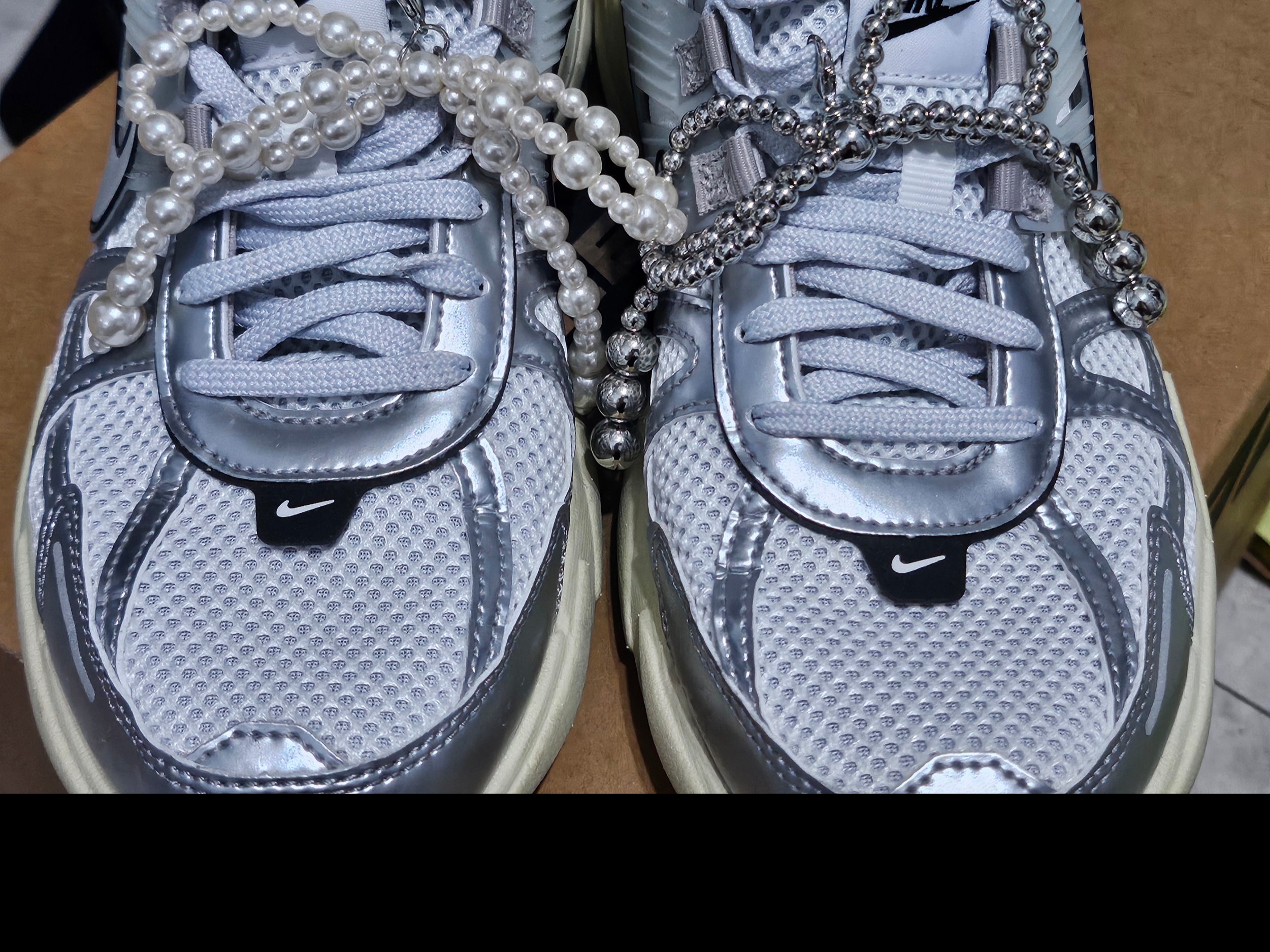 Nike V2K Run Summit White Metallic Silver 착용 스타일