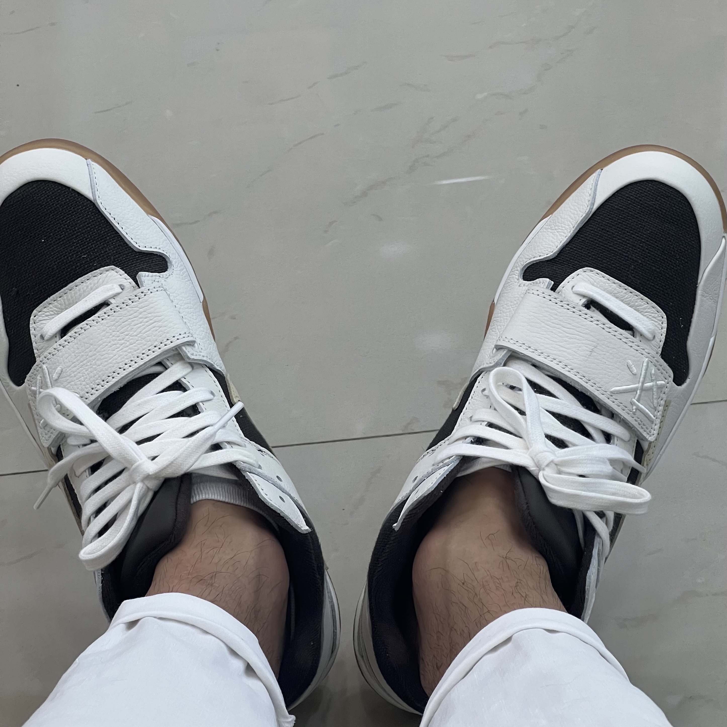 Jordan x Travis Scott Jumpman Jack TR Sail and Dark Mocha 착용 스타일 - 3