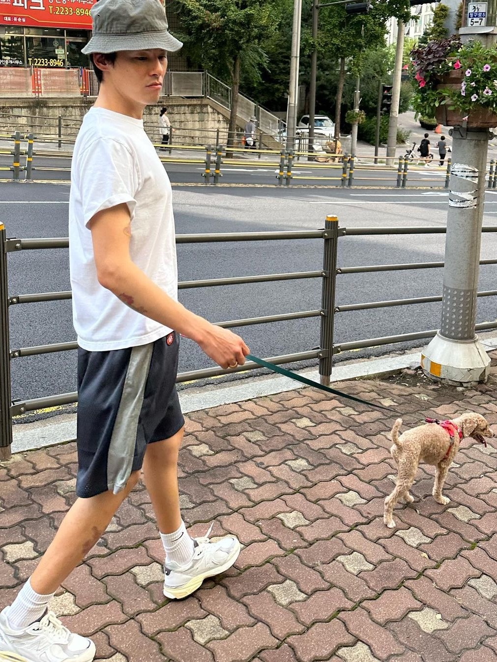Jacquemus Le Bob Gadjo Bow Bucket Hat Off White, Supreme Chino Twill Crusher Dirty Indigo - 24SS 착용 스타일 - 3