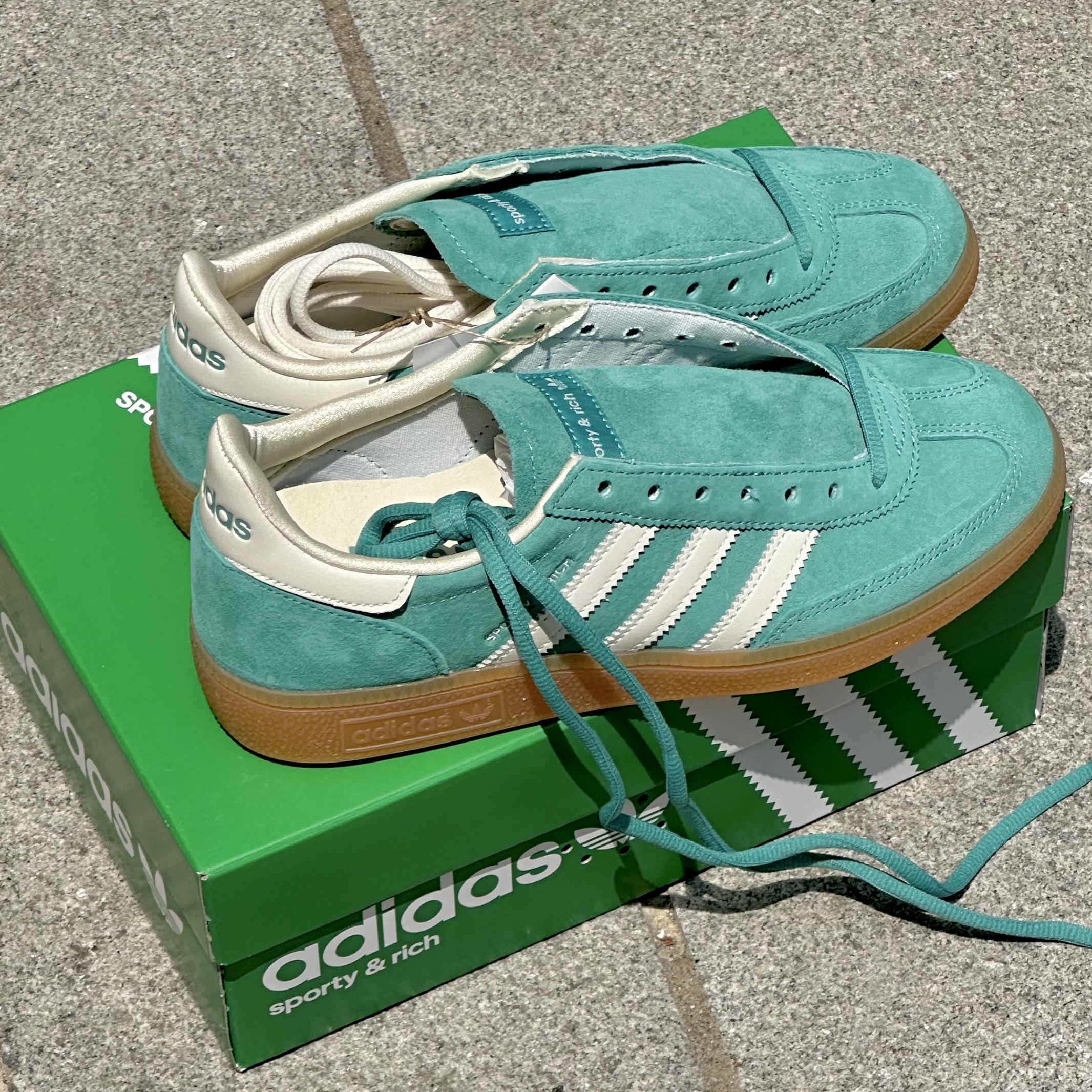 Adidas x Sporty & Rich Spezial Handball Pantone Core White 착용 스타일 - 2