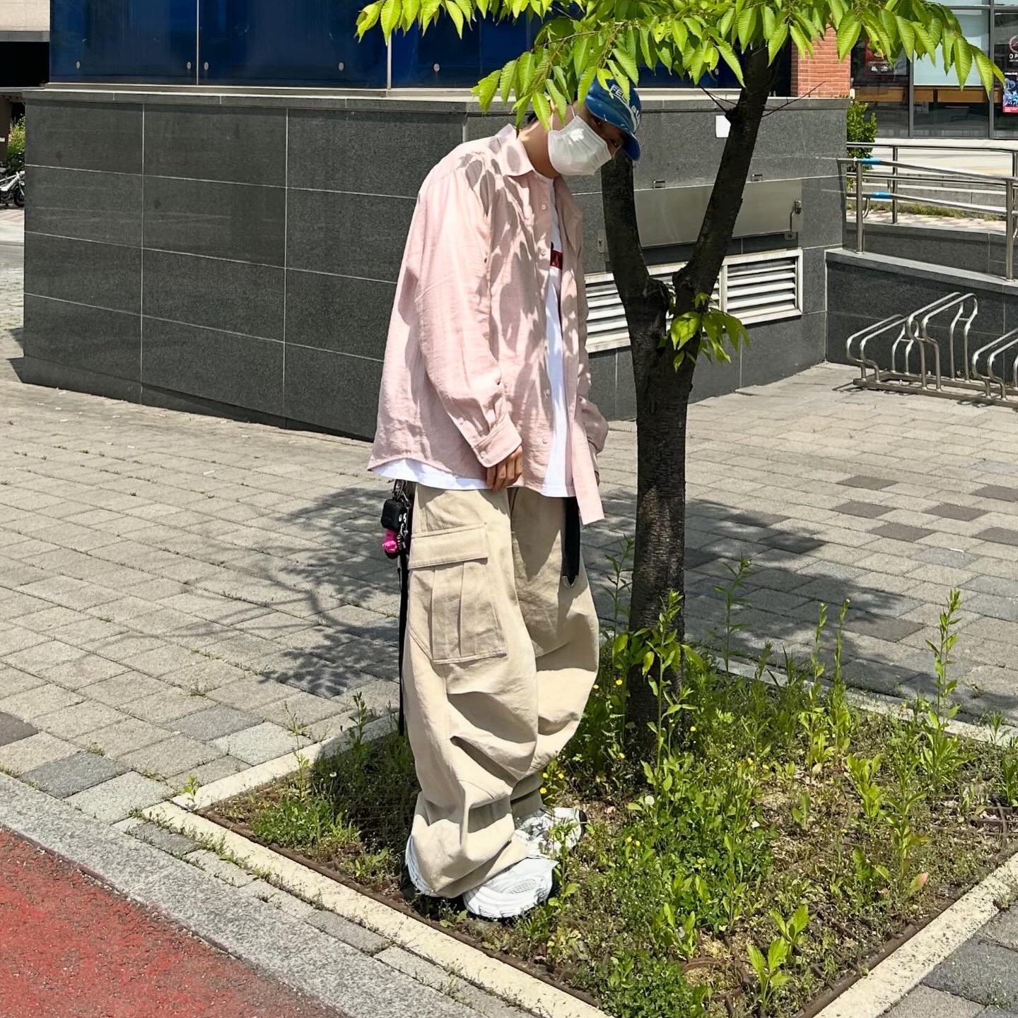 Nonnod Side Zip Cargo Pants Beige, Balenciaga 10XL Sneakers White Grey Silver Black 착용 스타일 - 3