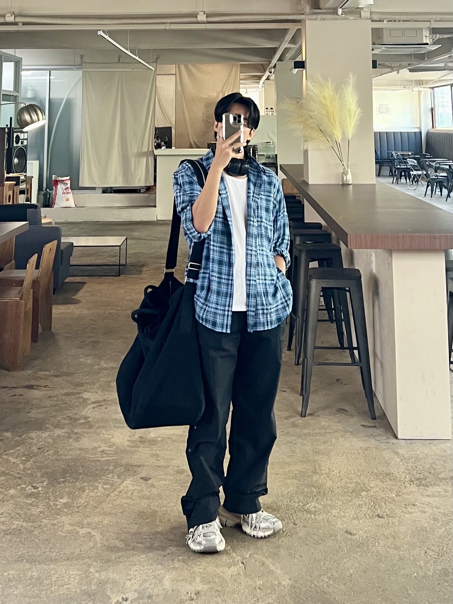 Farfromwhat Far Parachute Big Bag Black, Balenciaga 3XL Sneakers Light Beige 착용 스타일