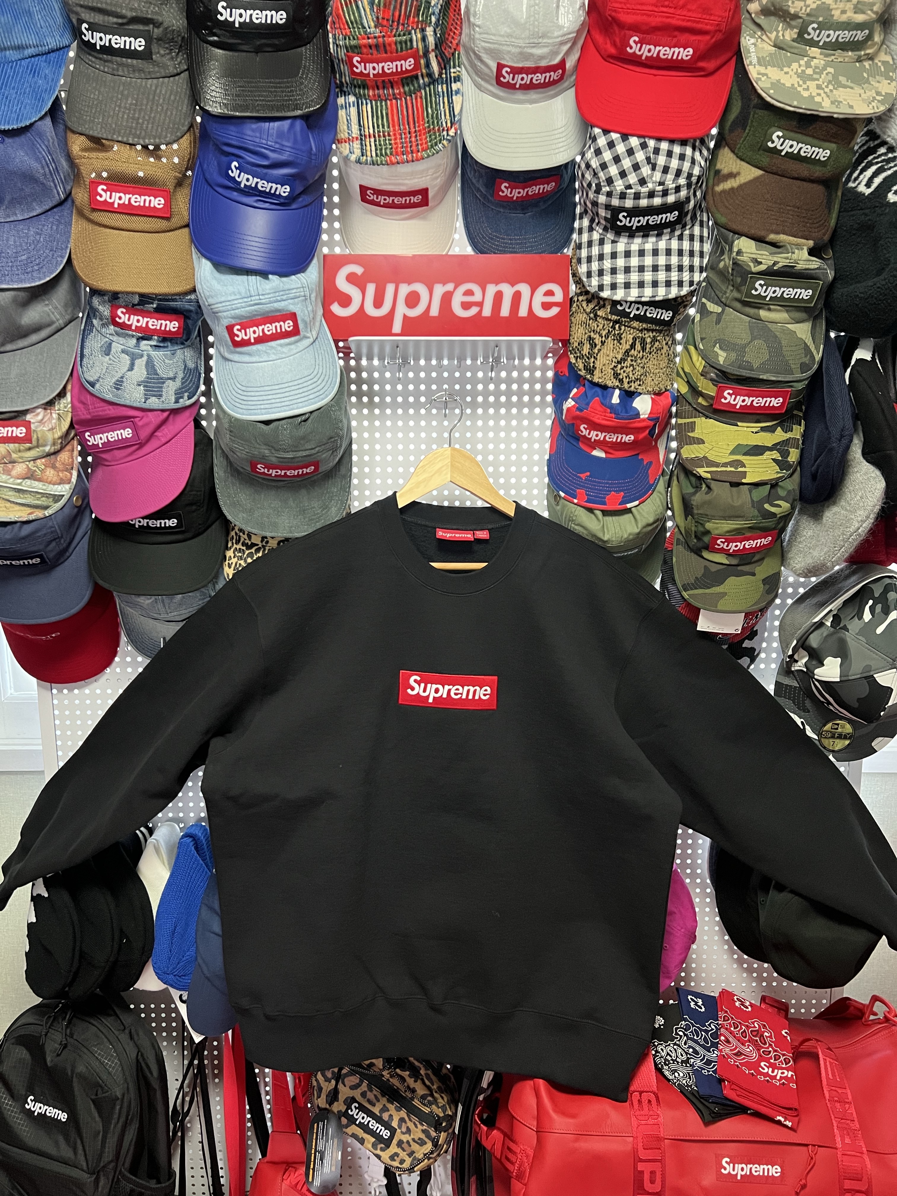Supreme West Hollywood Box Logo T-Shirt White - 23SS, Supreme x Nike Arc Corduroy 6-Panel Red Camo - 22SS 착용 스타일 - 10