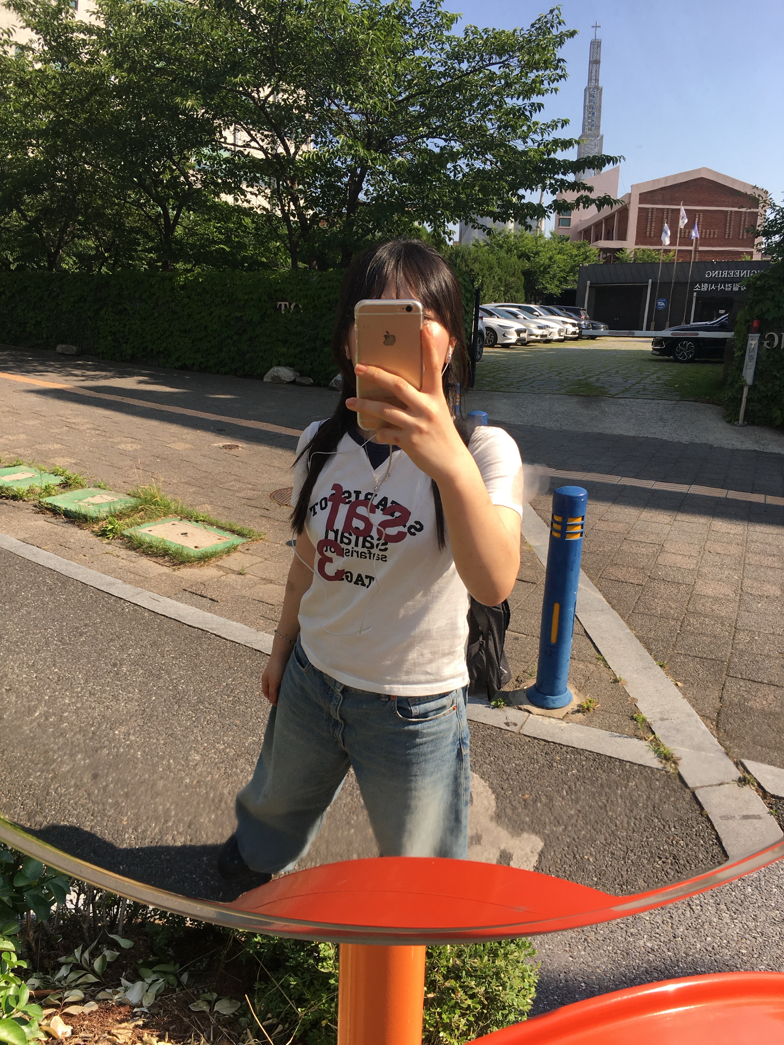 [KREAM 단독] Safarispot 1/2 Roux Base School Club Tee White, (W) Crocs Classic Platform Clog Black 착용 스타일 - 3