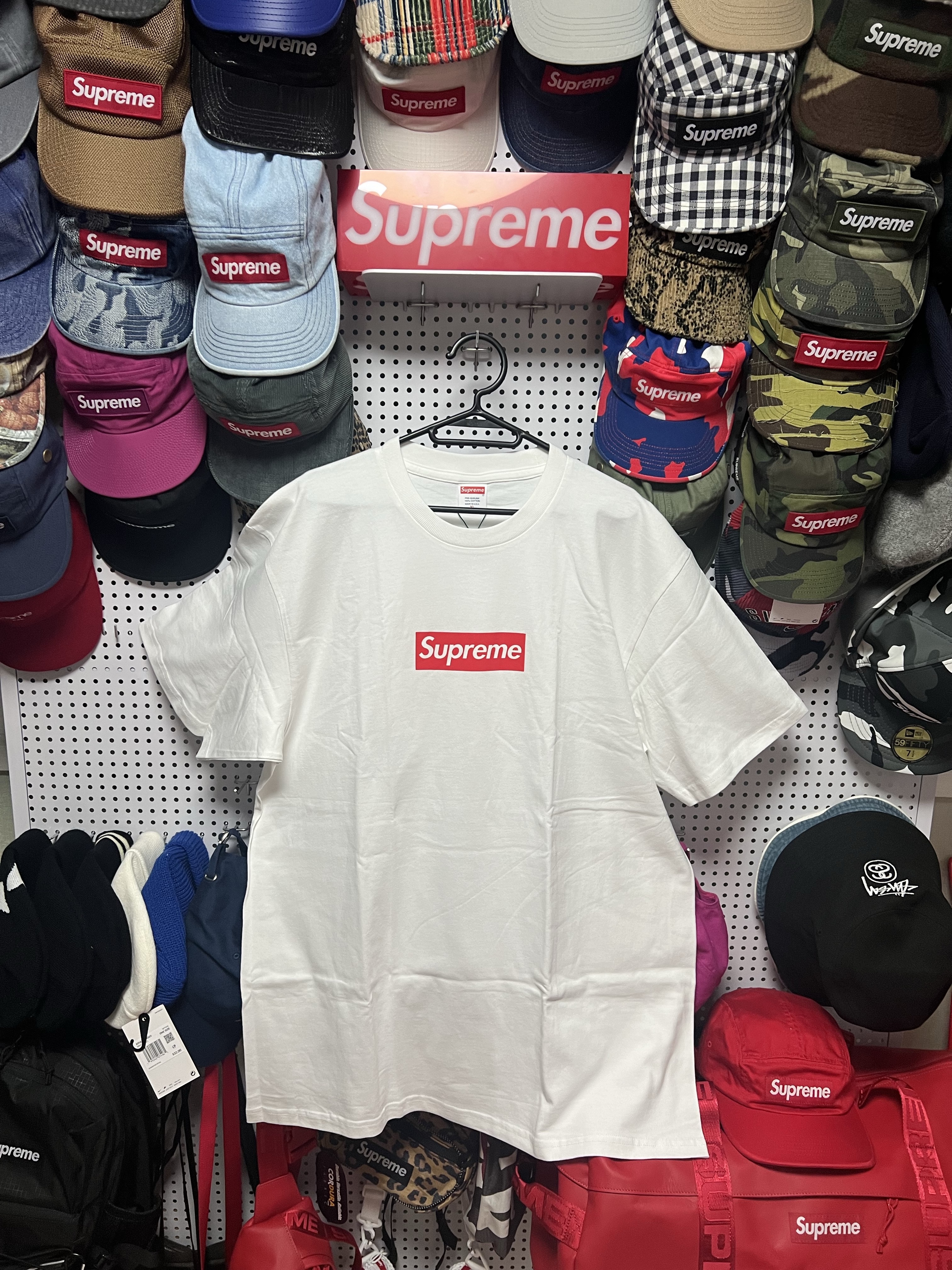 Supreme West Hollywood Box Logo T-Shirt White - 23SS, Supreme x Nike Arc Corduroy 6-Panel Red Camo - 22SS 착용 스타일 - 1