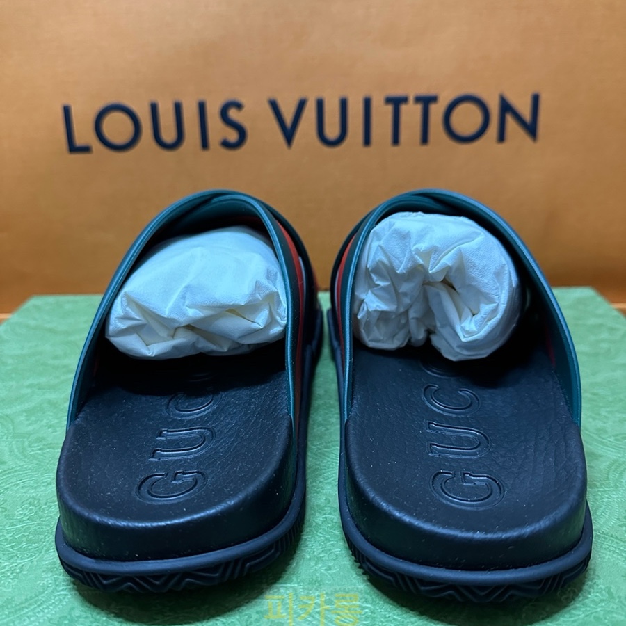 Gucci Web Rubber Slide Green Red 착용 스타일 - 3