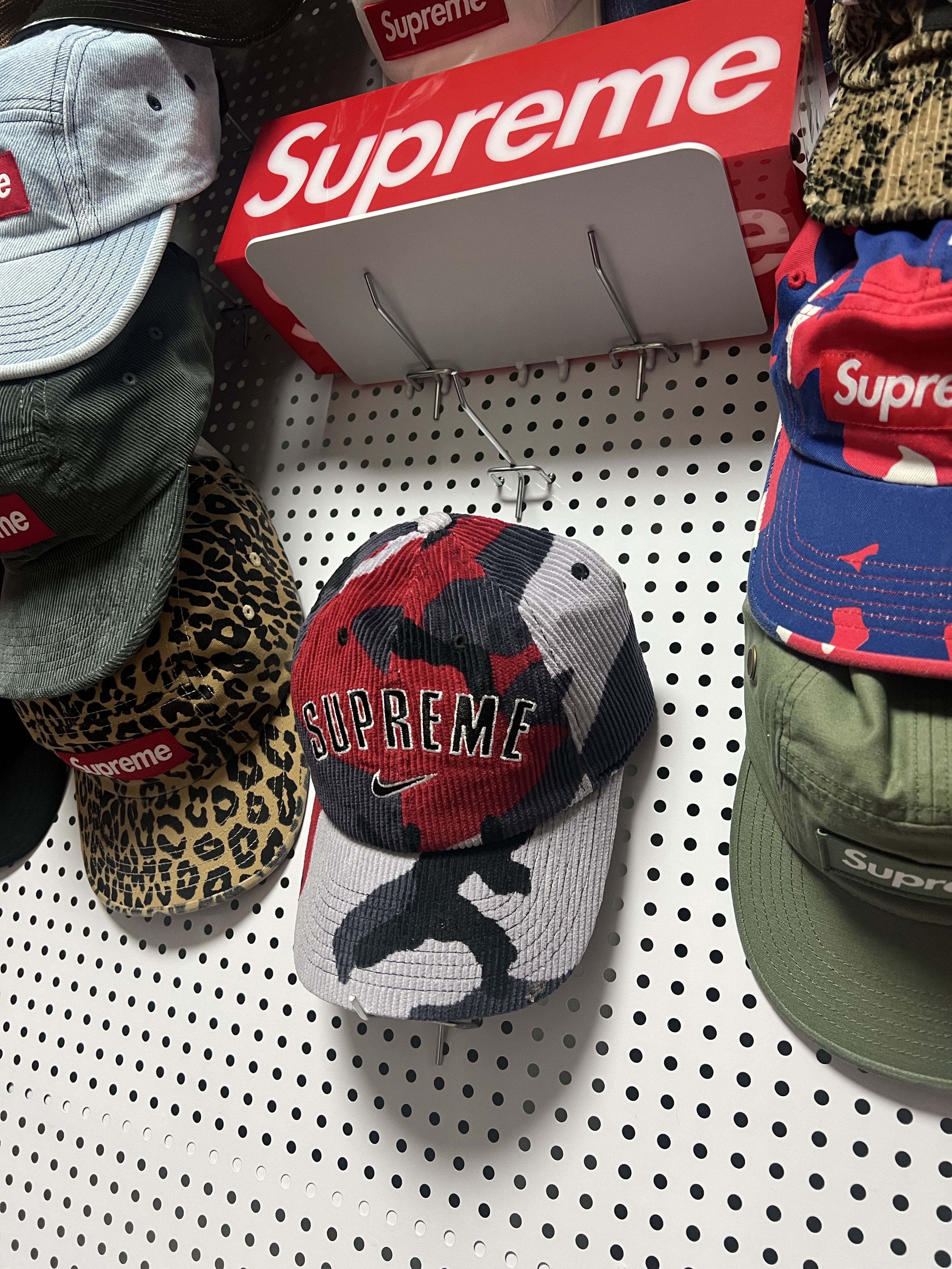 Supreme West Hollywood Box Logo T-Shirt White - 23SS, Supreme x Nike Arc Corduroy 6-Panel Red Camo - 22SS 착용 스타일 - 2