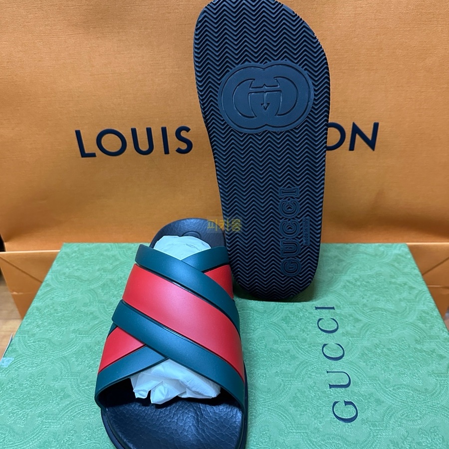 Gucci Web Rubber Slide Green Red 착용 스타일 - 4