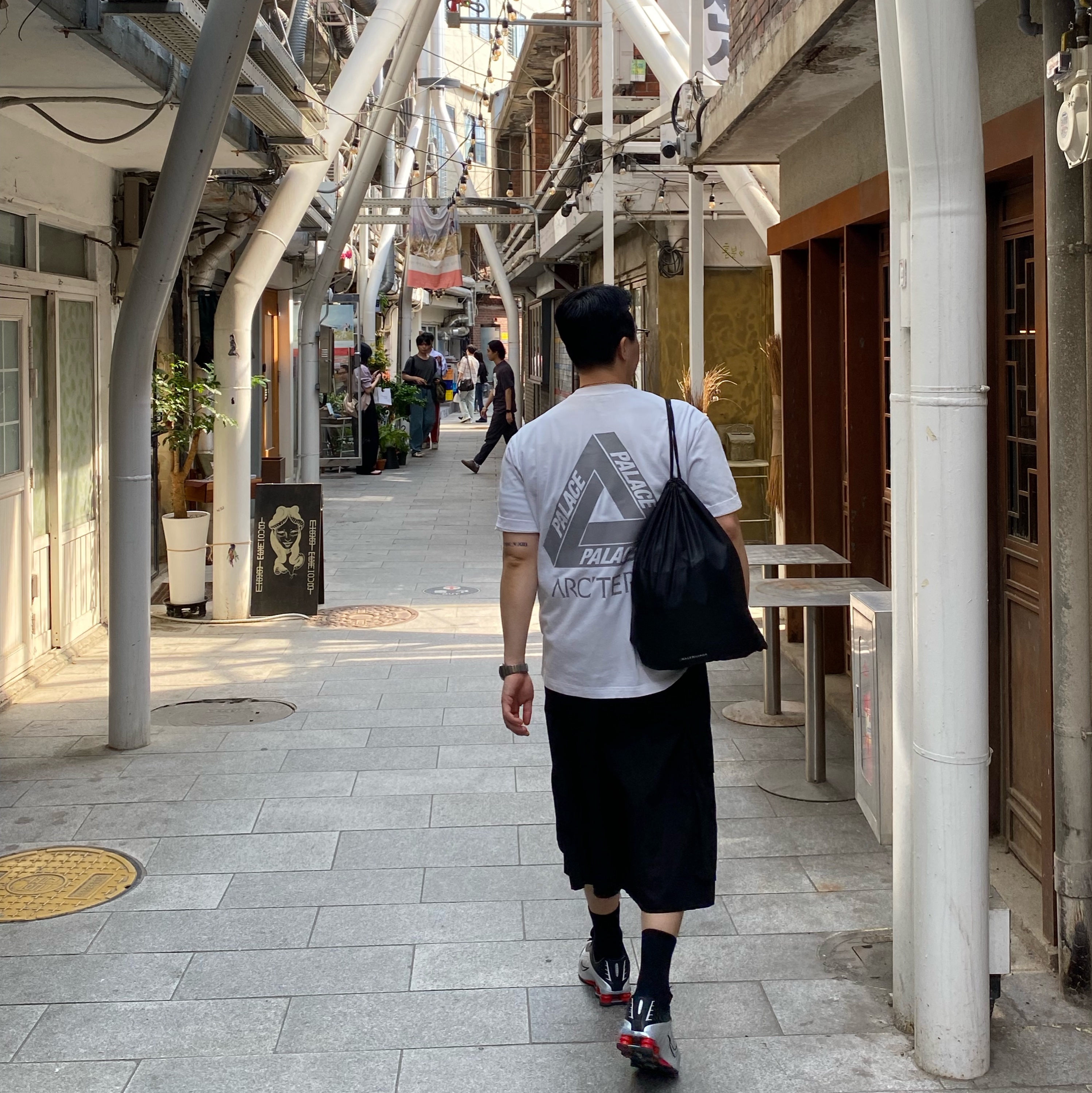 Palace x Arc'teryx T-Shirt White - 20FW, Nike Shox R4 Black and Metallic Silver 착용 스타일 - 2
