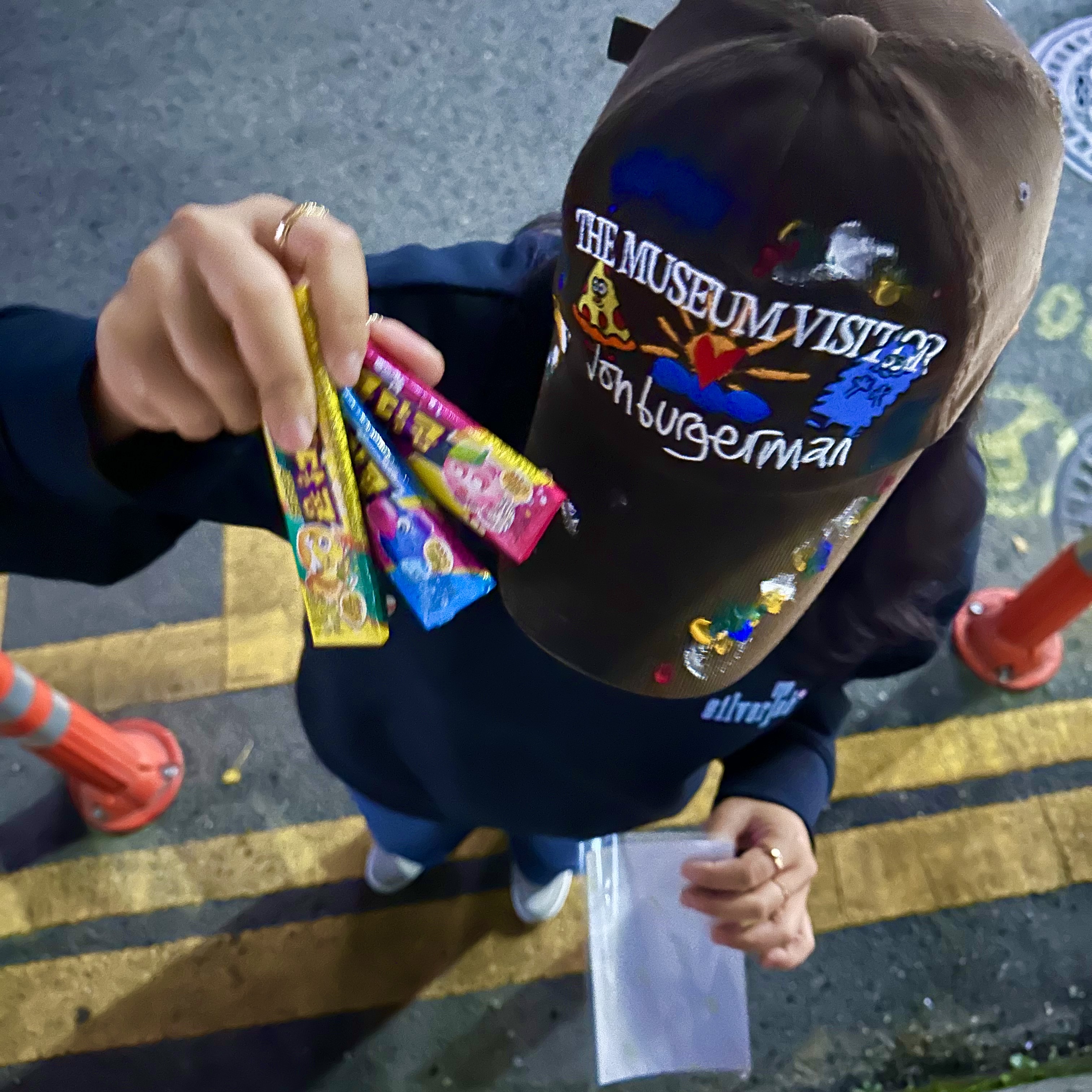 The Museum Visitor x Jon Burgerman Hand Painted Pizza & Poch Corduroy Ball Cap Brown 착용 스타일