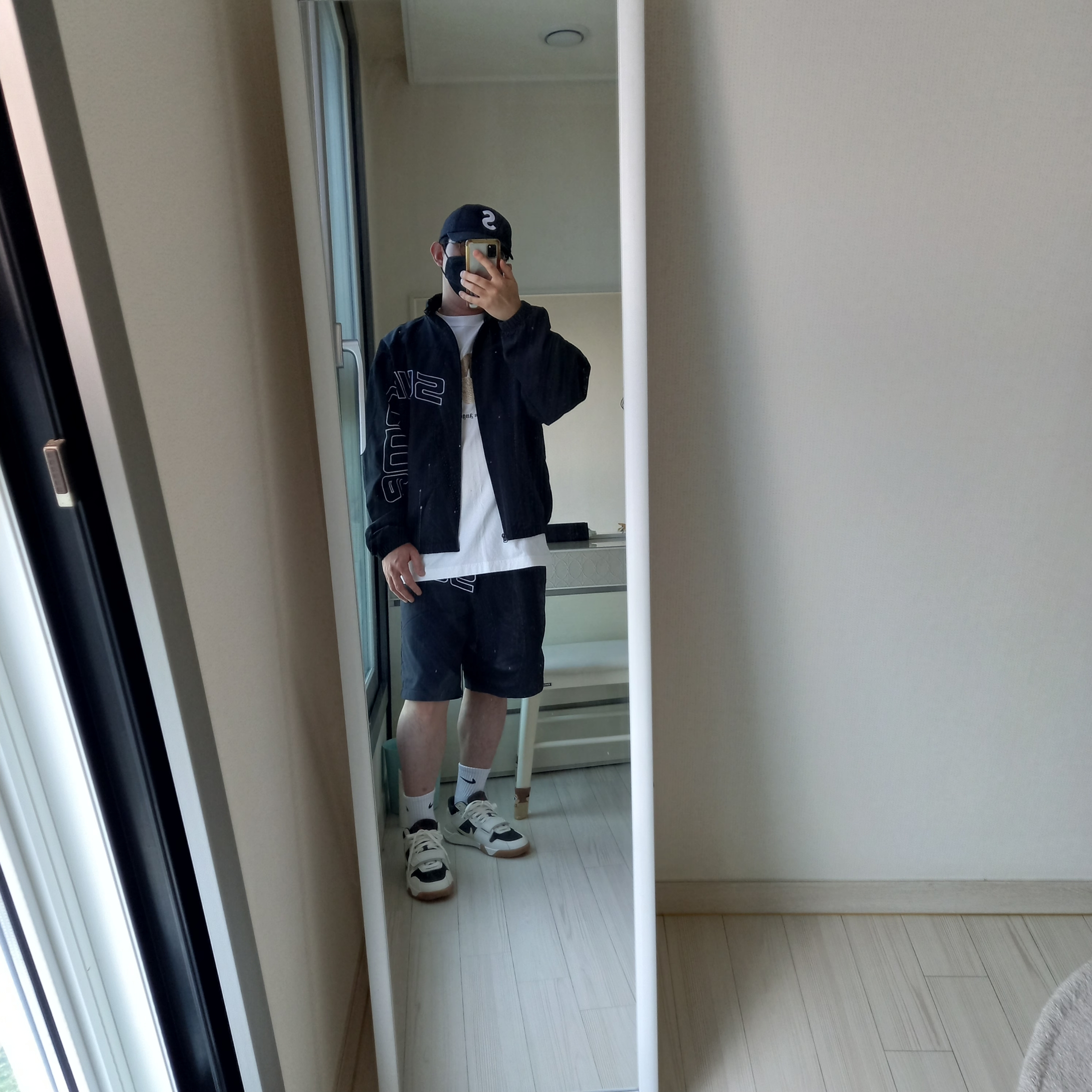 Supreme Seersucker S Logo 6-Panel Black - 24SS, Supreme Curve Track Jacket Black - 24SS 착용 스타일 - 3