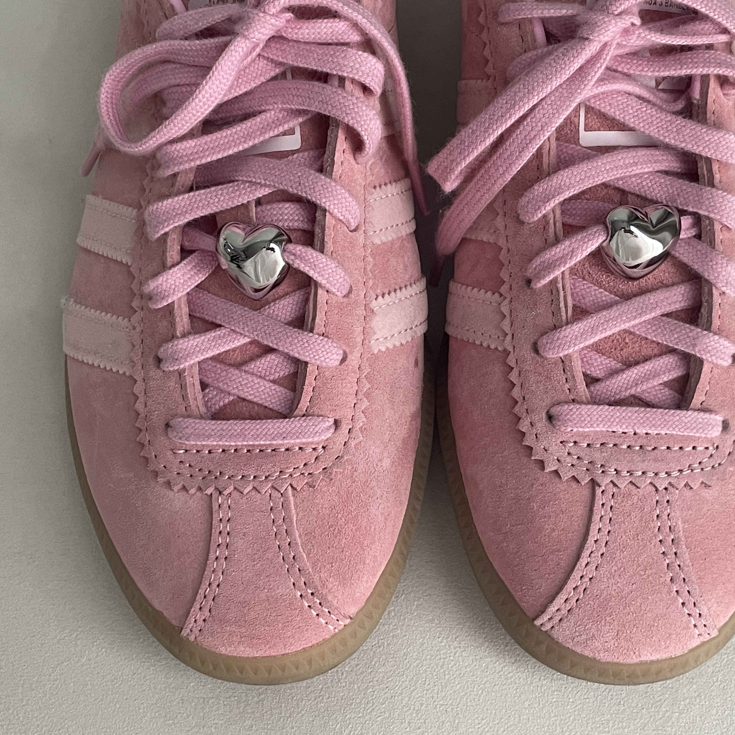 Adidas Bermuda Glow Pink 착용 스타일 - 4