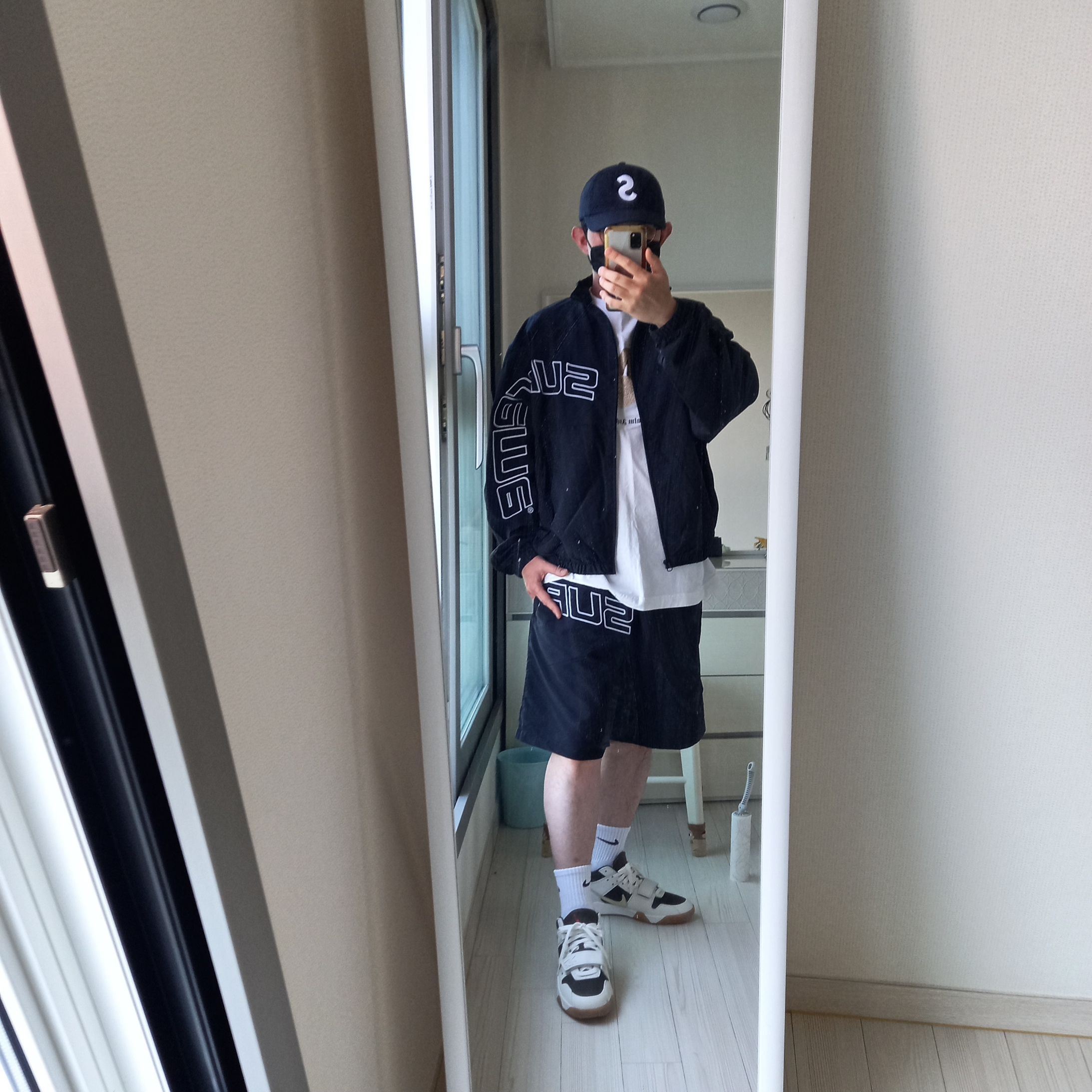 Supreme Seersucker S Logo 6-Panel Black - 24SS, Supreme Curve Track Jacket Black - 24SS 착용 스타일 - 1