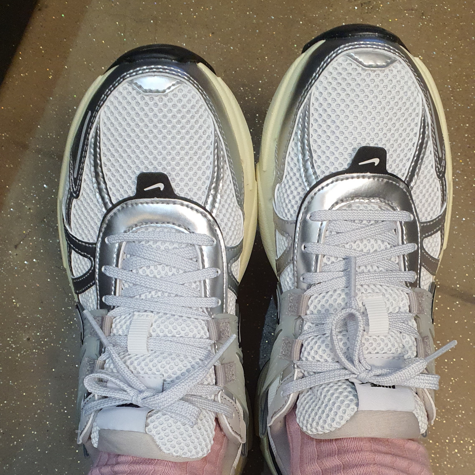 Nike V2K Run Summit White Metallic Silver 착용 스타일