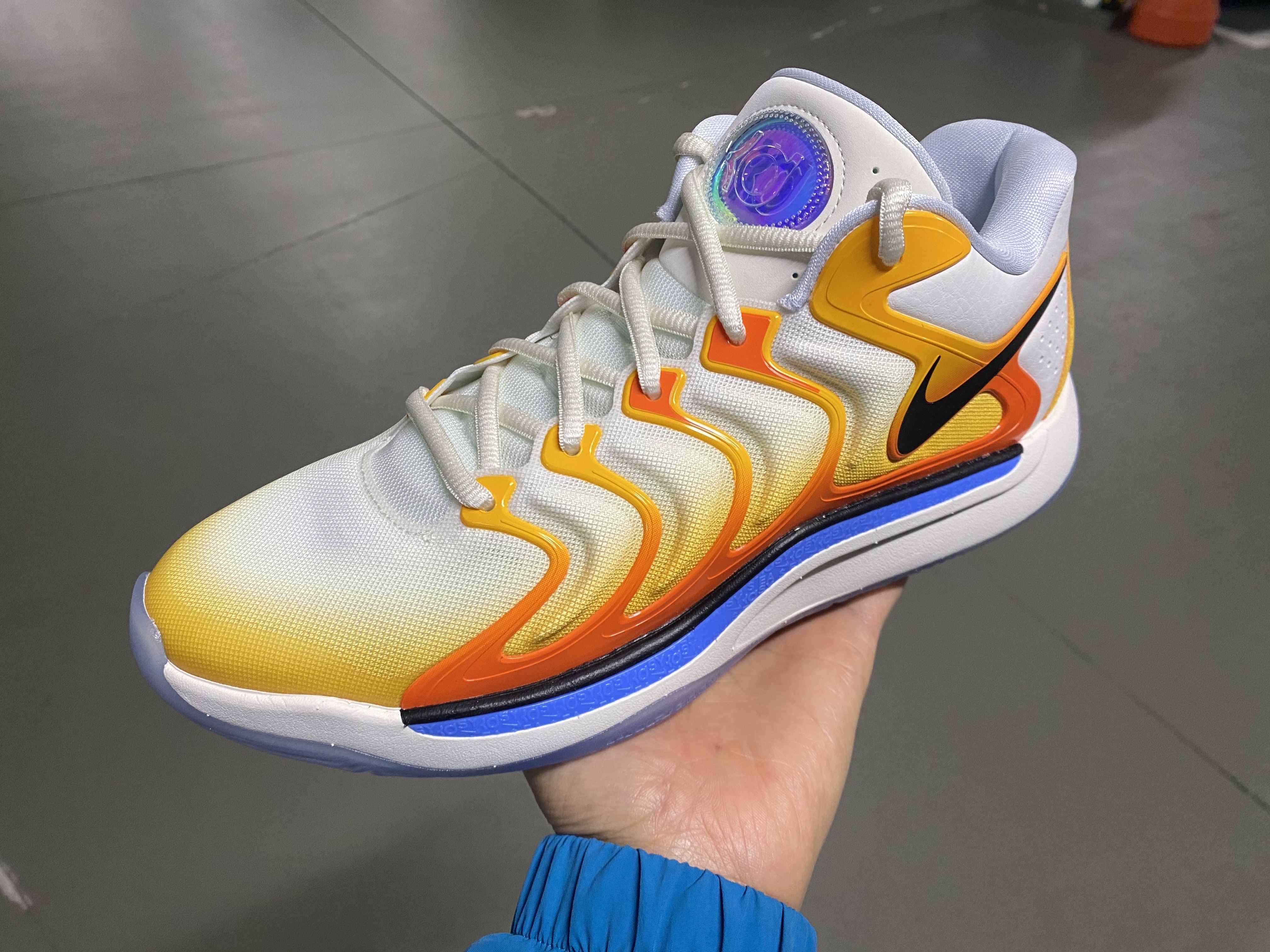 Nike KD 17 EP University Gold Safety Orange 착용 스타일 - 2