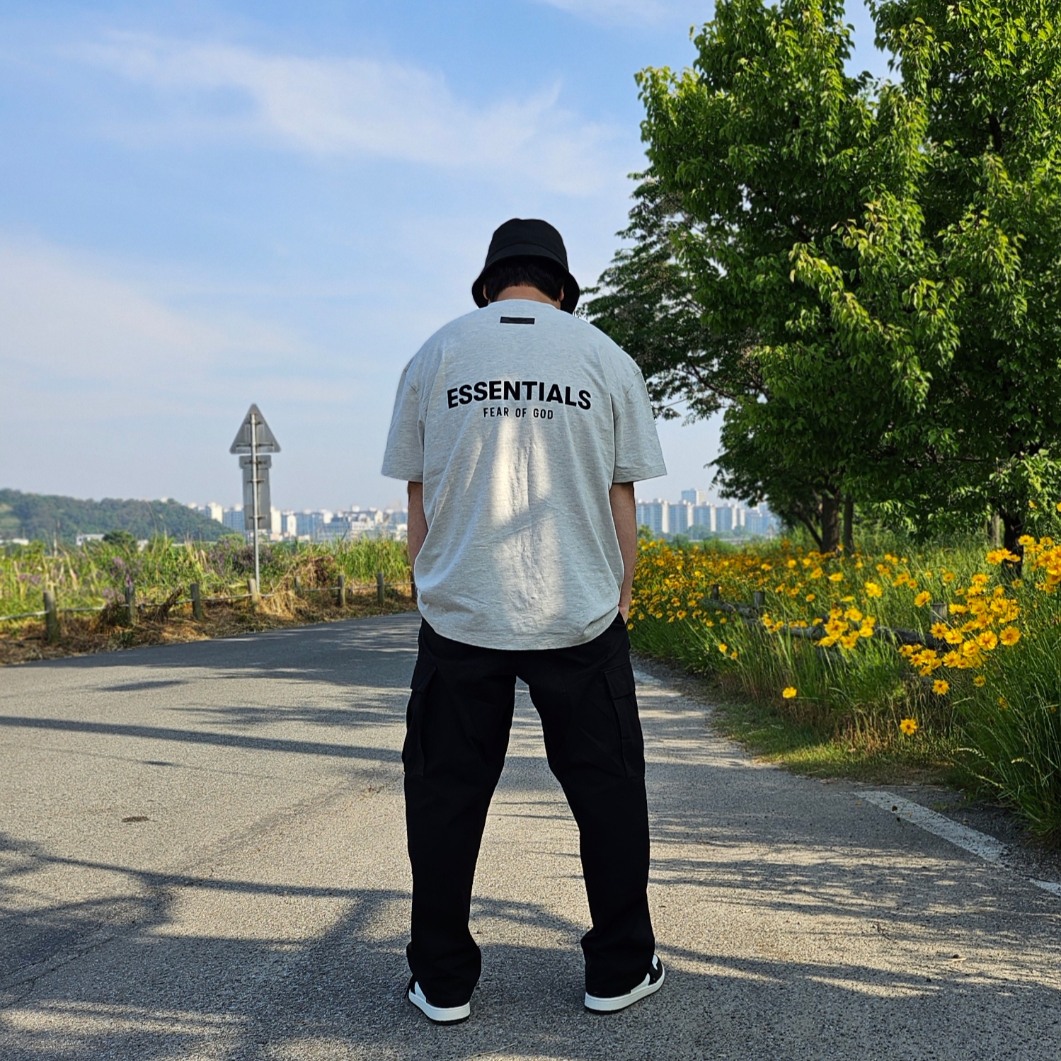 Essentials The Core Collection T-Shirt Light Oatmeal, Stussy Stock Lock Deep Bucket Hat Black 착용 스타일 - 1
