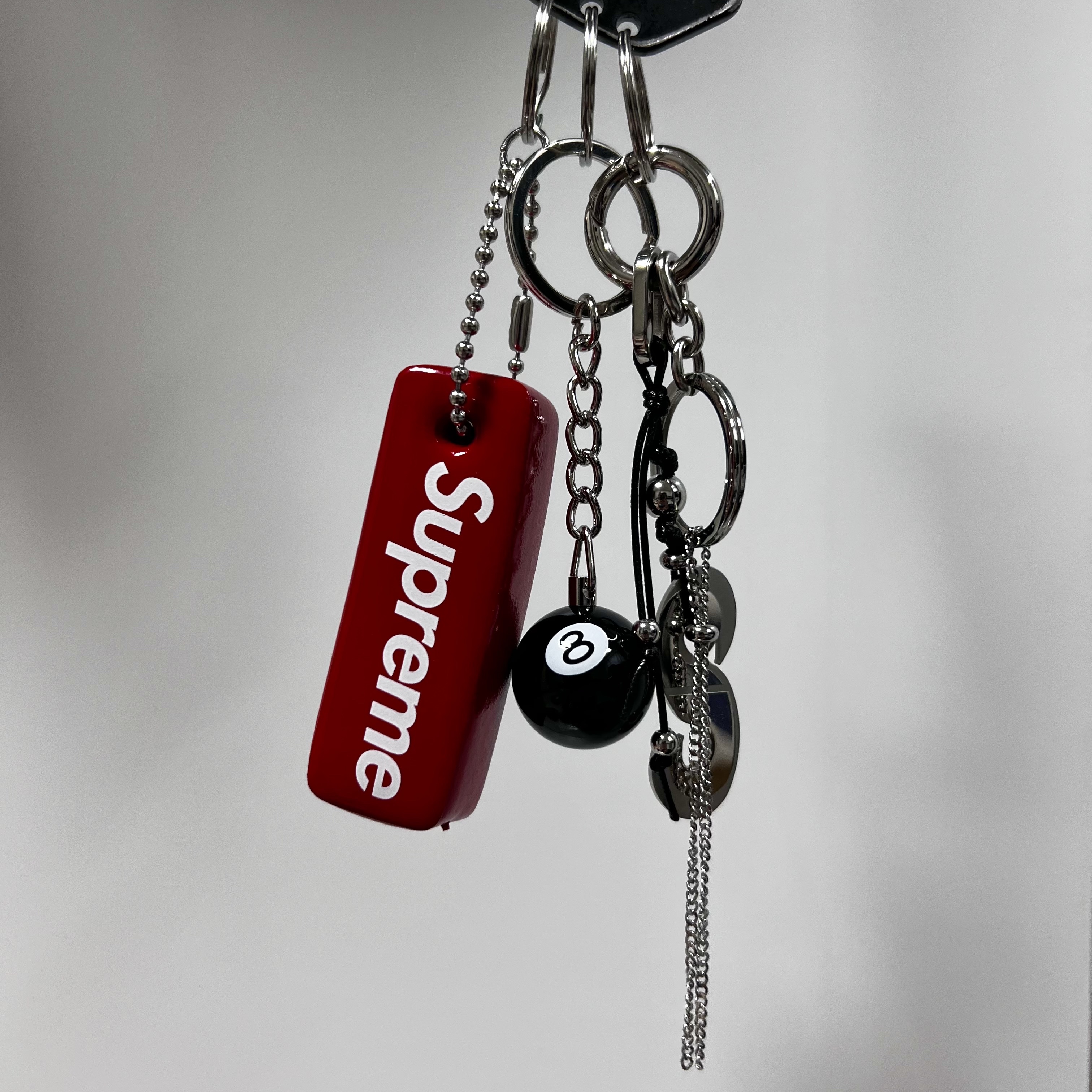 Sentiments No.421 Key Ring Silver, Supreme Floating Keychain Red - 23FW 착용 스타일 - 1