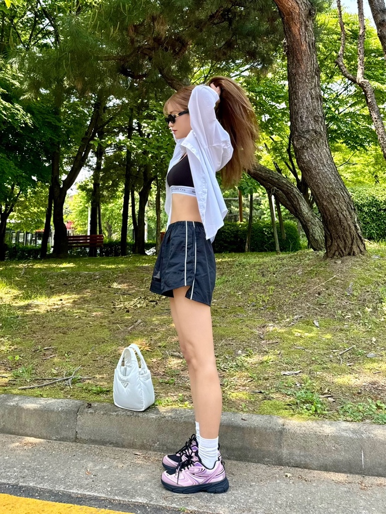 Fila Interun Pink Black, Prada Soft Padded Re-Nylon Mini Bag White 착용 스타일 - 3