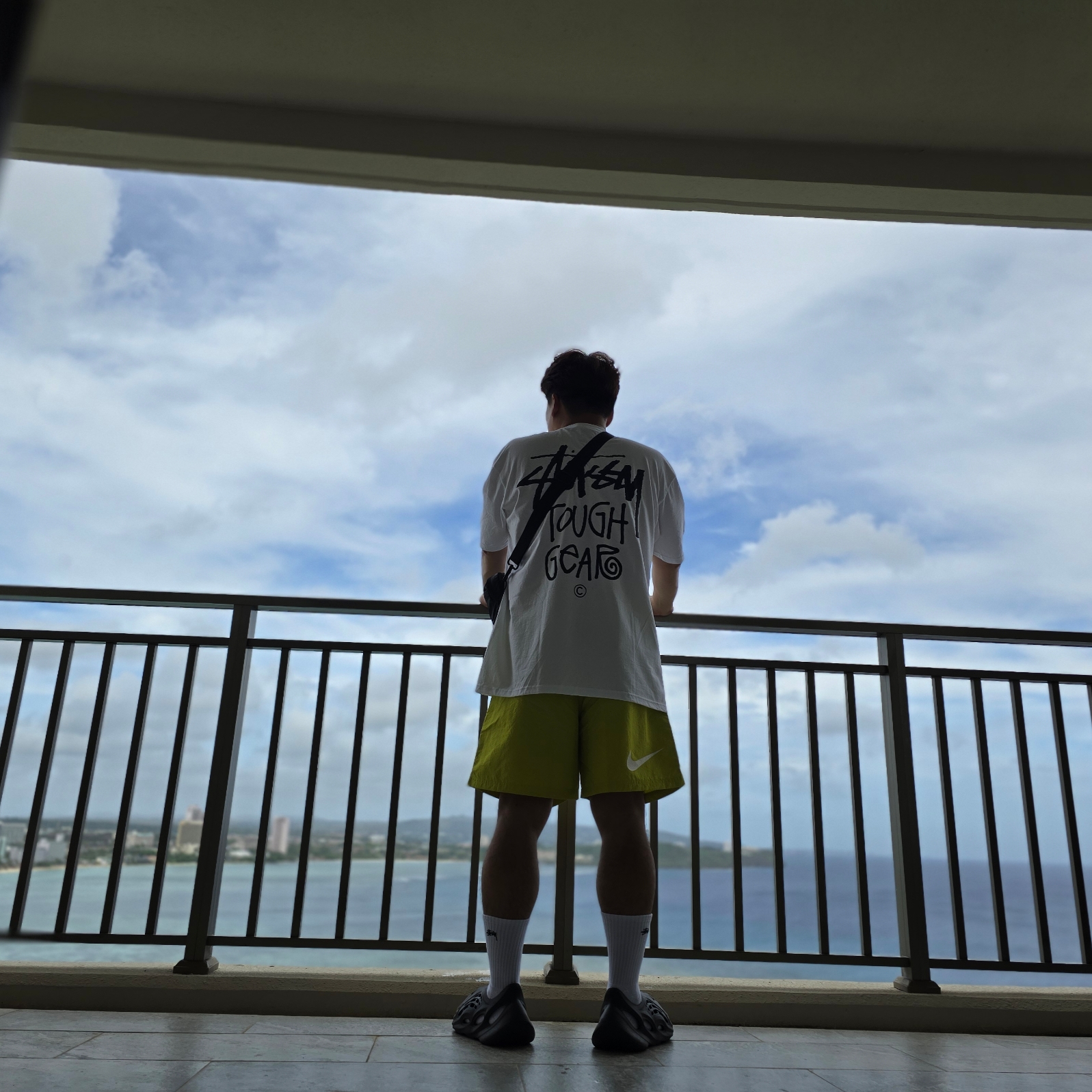 Nike x Stussy Shorts High Voltage (FJ9167-344), Stussy Tough Gear T-Shirt White 착용 스타일 - 1