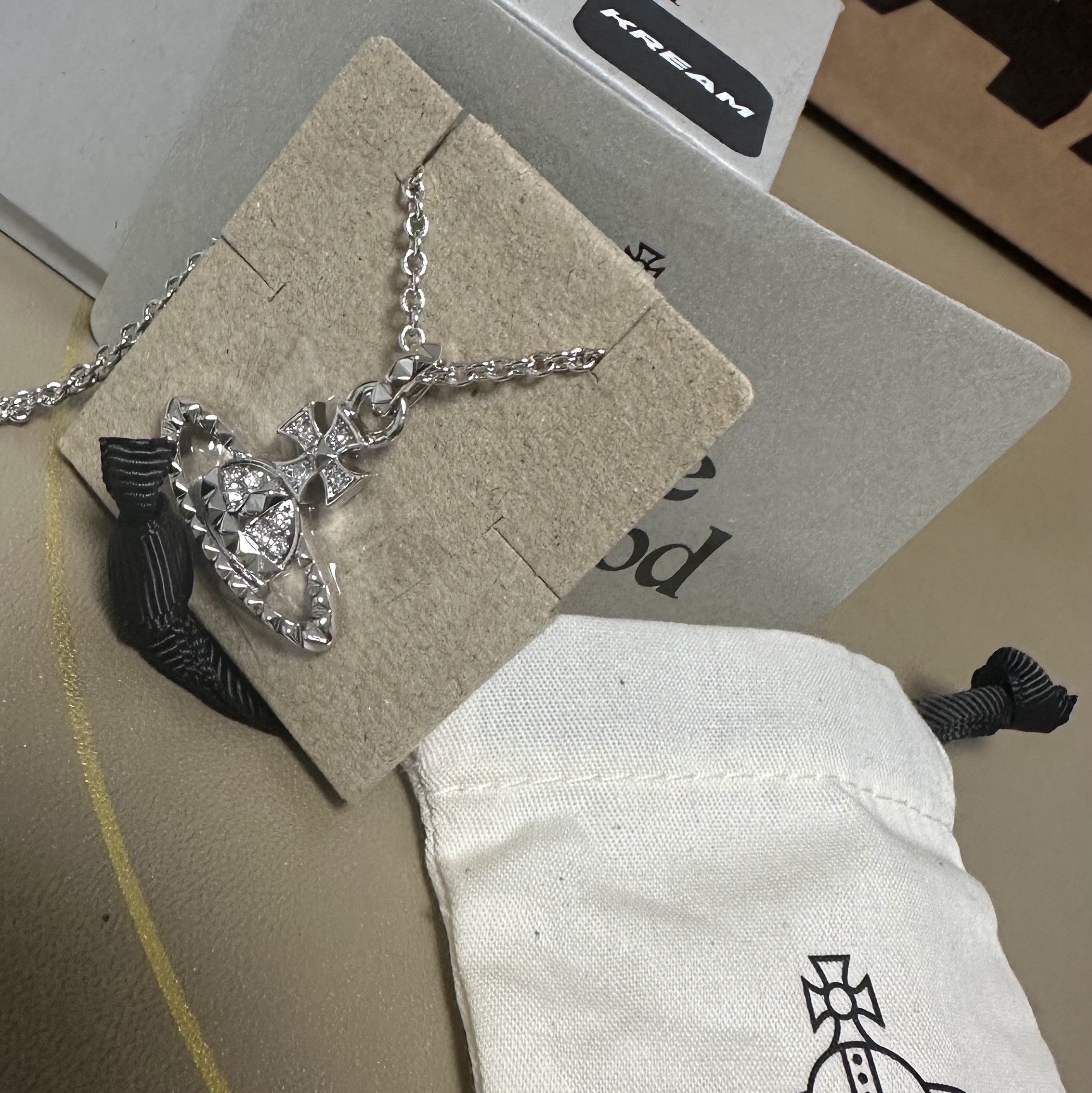 Vivienne Westwood Mayfair Bas Relief Pendant Silver, (W) Pandora Moments Double Leather Bracelet Sterling Silver Black 착용 스타일 - 1