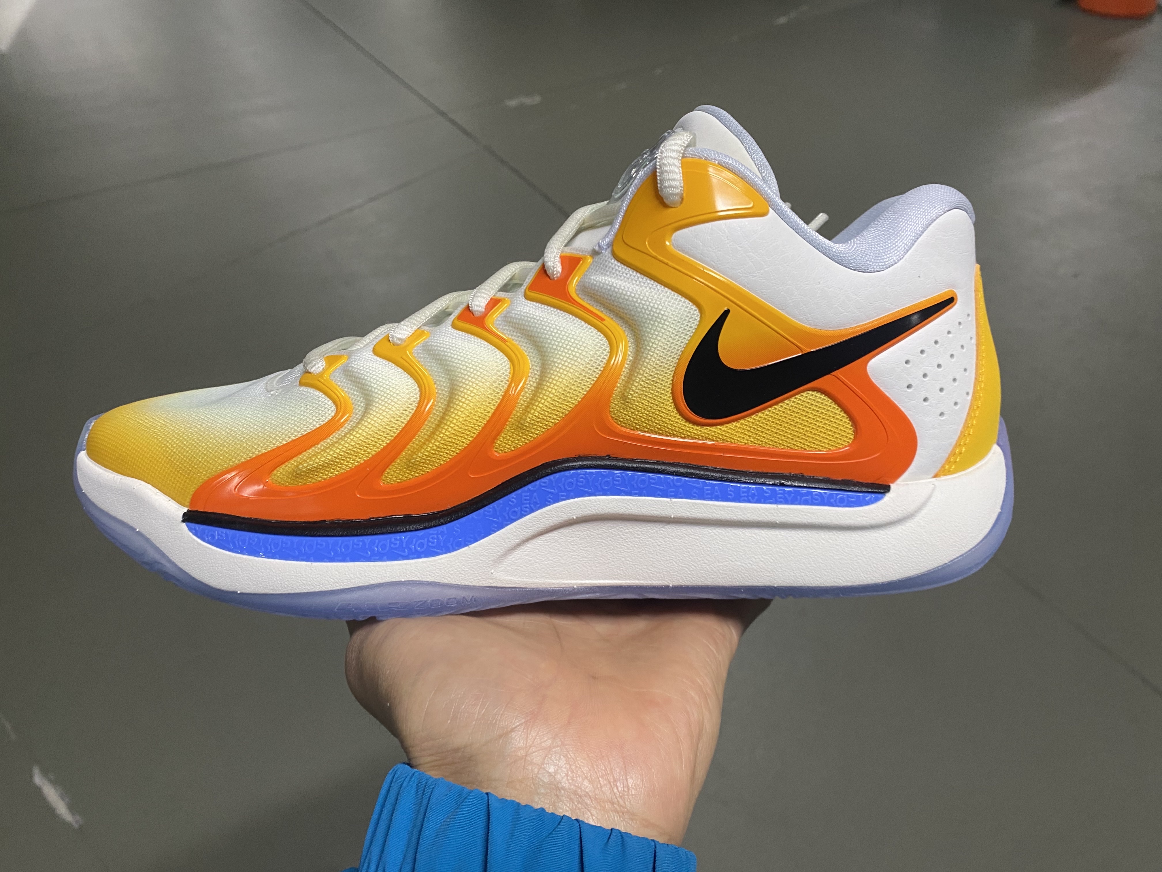 Nike KD 17 EP University Gold Safety Orange 착용 스타일 - 1