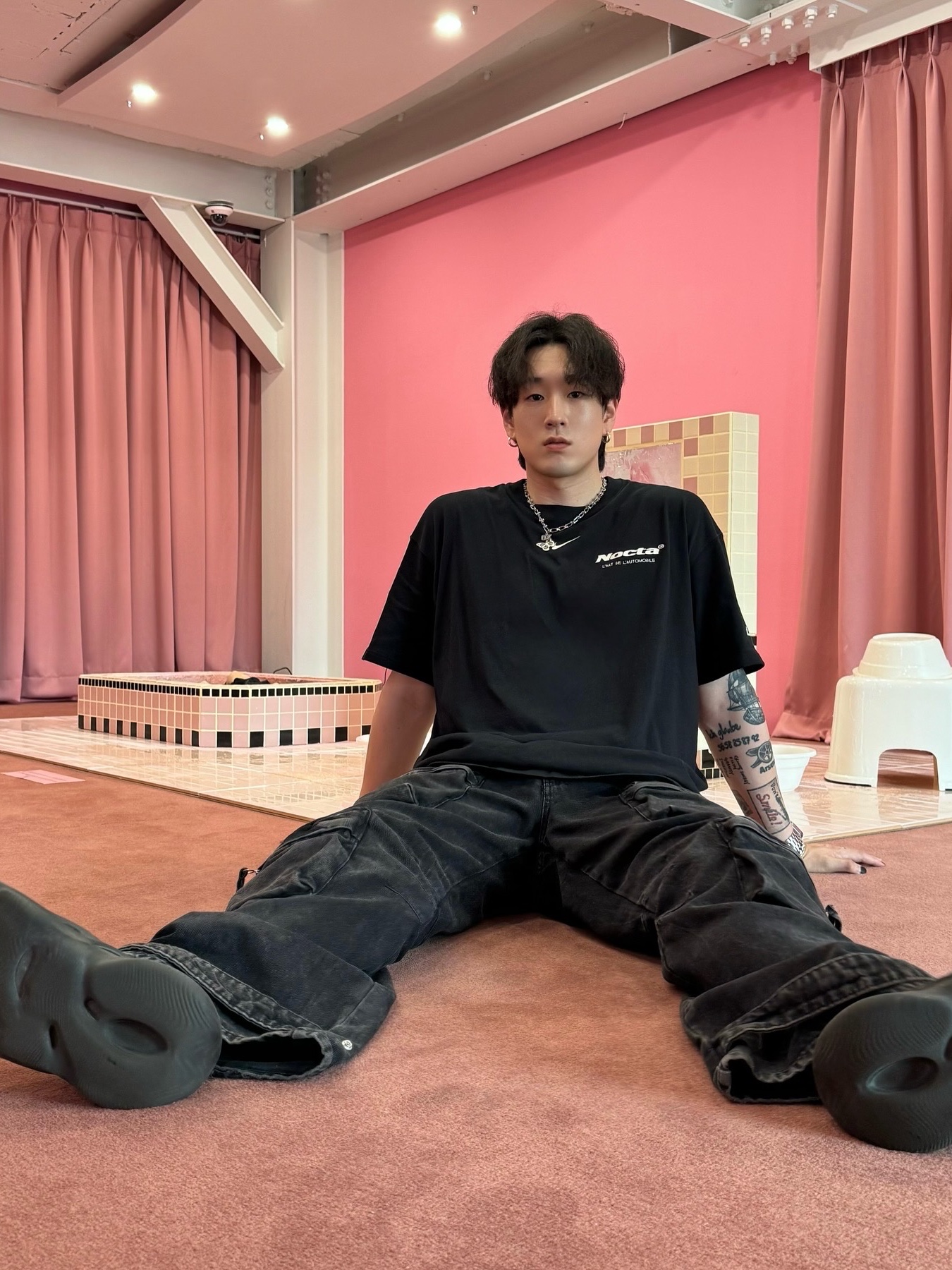 Nike x Drake Nocta x Kar L'Art De L'Automobile Burrow T-Shirt Black (FD2205-010), Adidas Yeezy Foam RNNR Onyx 착용 스타일 - 1