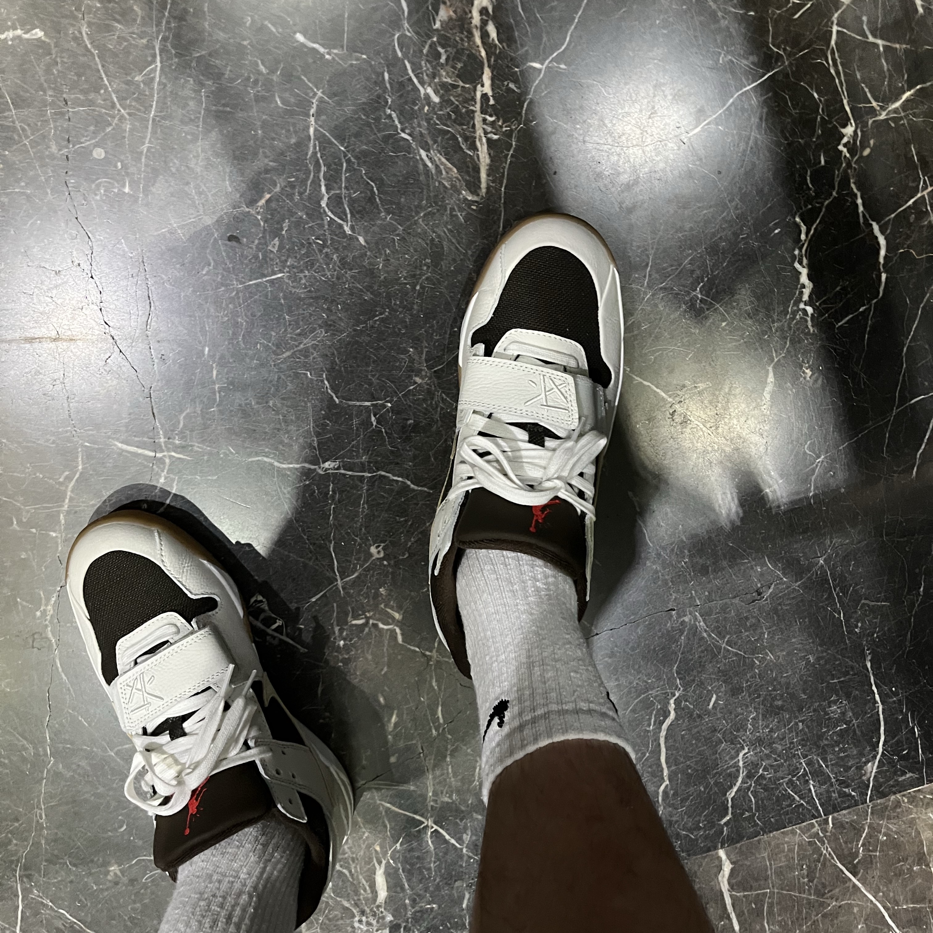 Jordan x Travis Scott Jumpman Jack TR Sail and Dark Mocha 착용 스타일