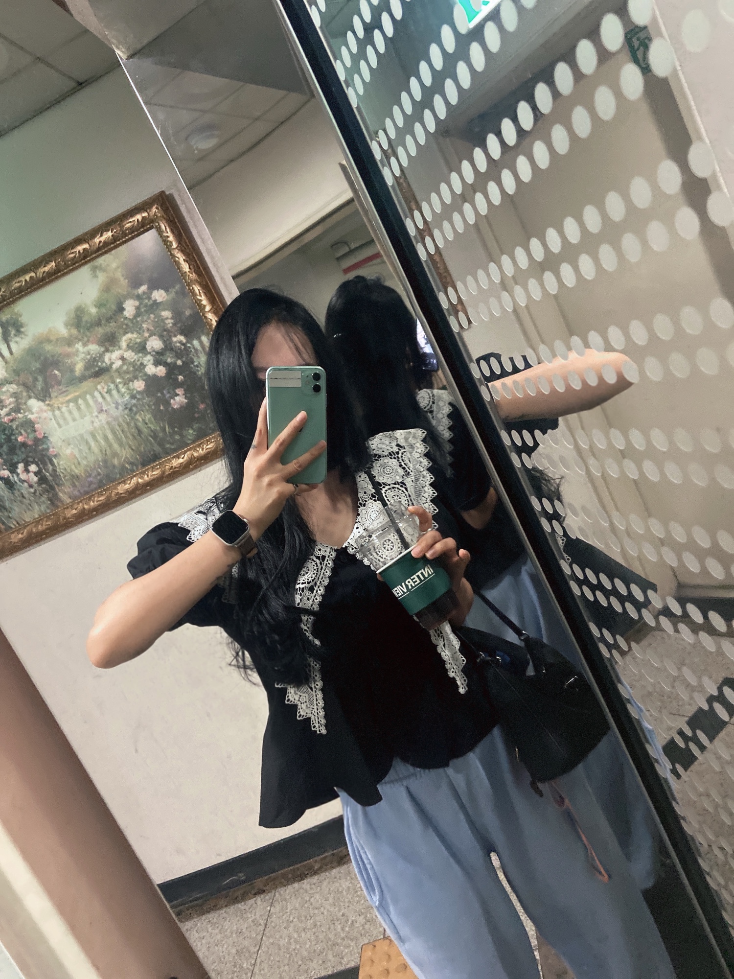 Prada Re-Edition 2005 Re-Nylon Mini Hobo Bag Black 착용 스타일 - 1