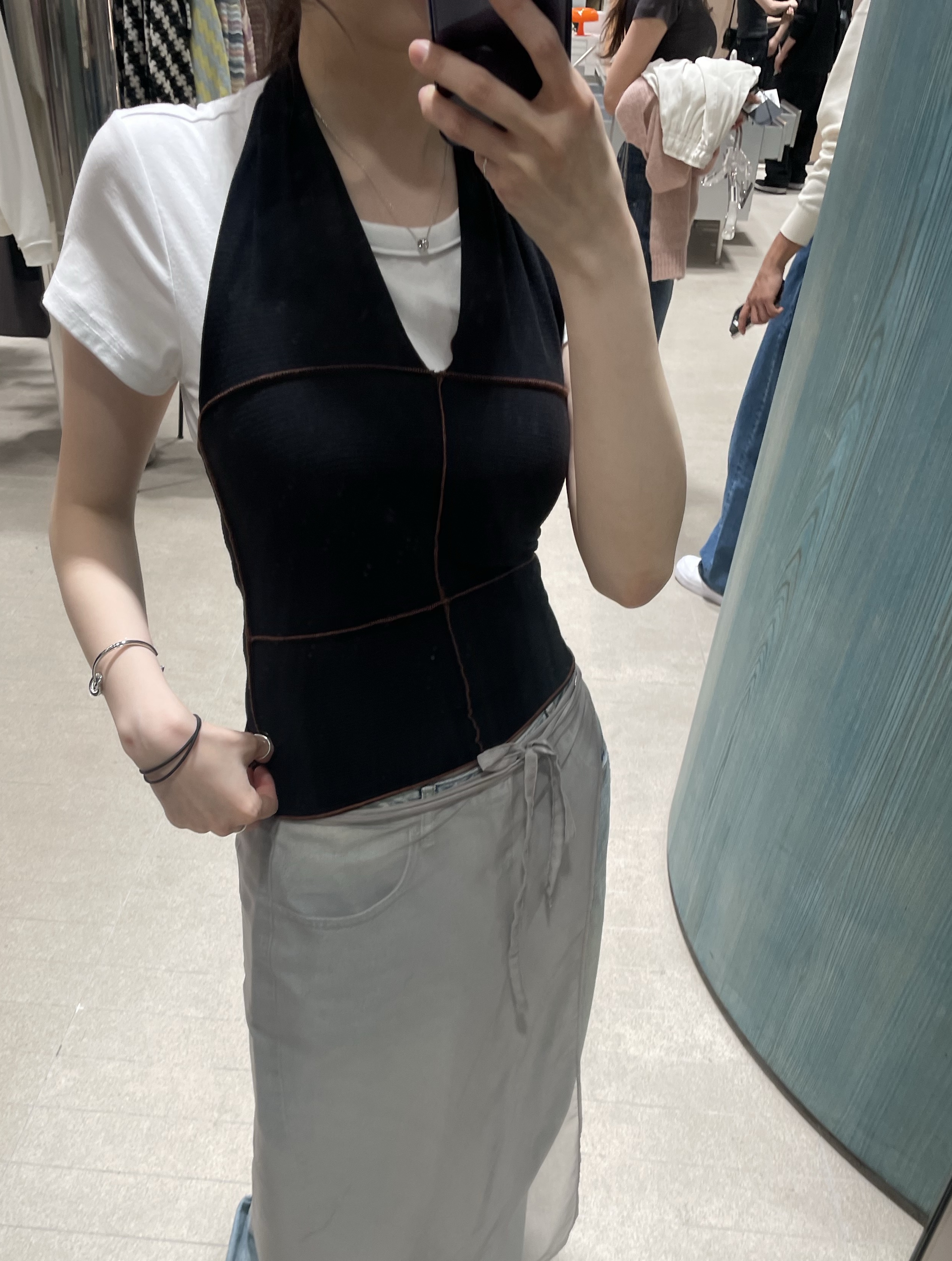 Baserange Women Cinder Halter Top Black 착용 스타일 - 1