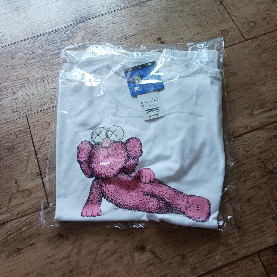 Uniqlo UT x Kaws Short Sleeve Graphic T-Shirt White, Adidas Yeezy Foam RNNR MX Cinder 착용 스타일 - 1